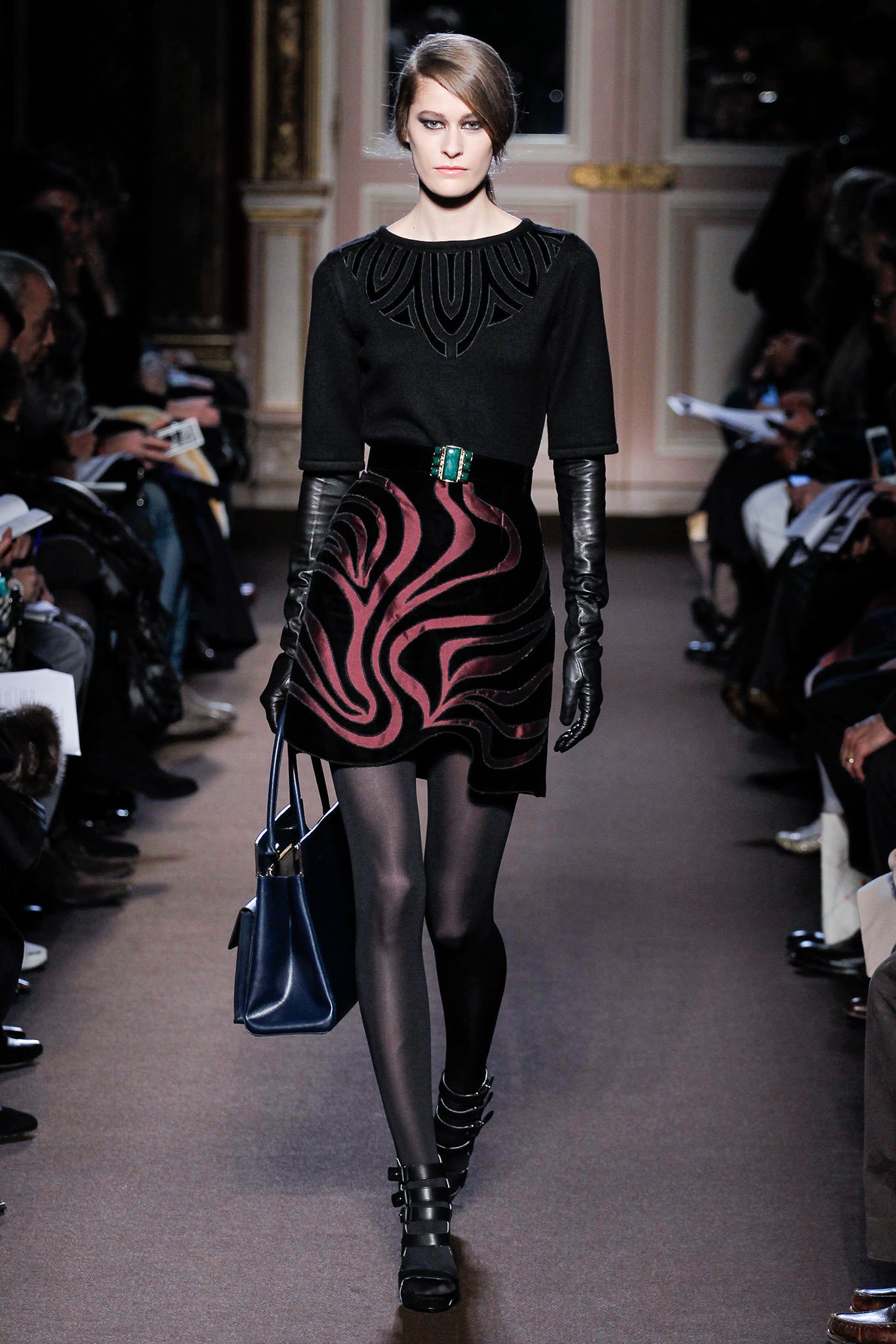 black leather fitted gloves