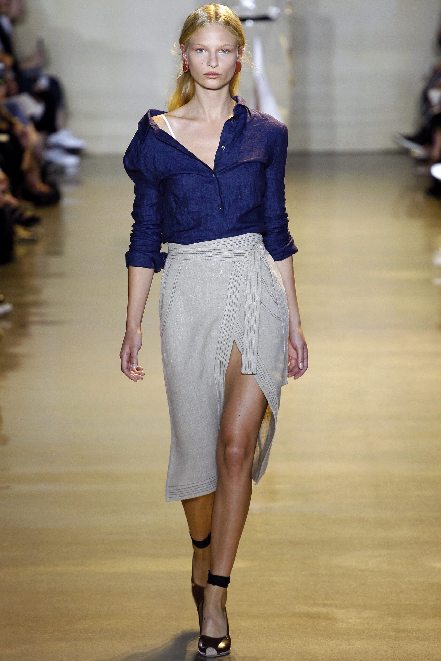 blue cotton long-sleeve collared relaxed buttoned shirt
