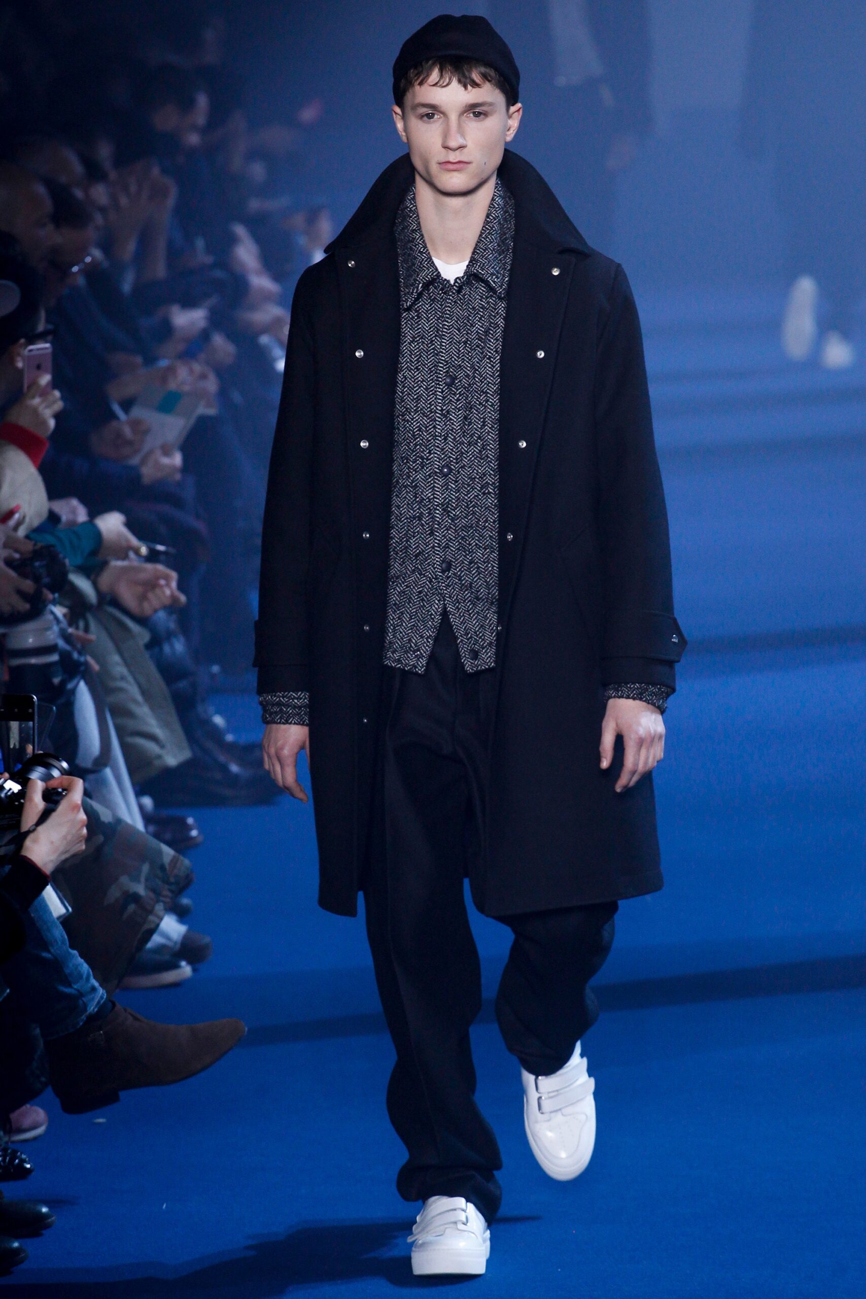 black wool long-sleeve collared relaxed buttoned coat