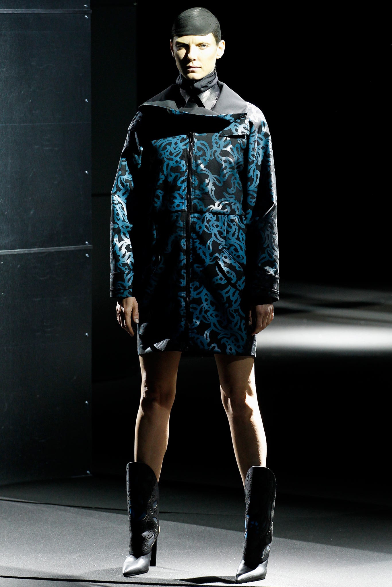 black vinyl long-sleeve collared fitted zippered printed coat
