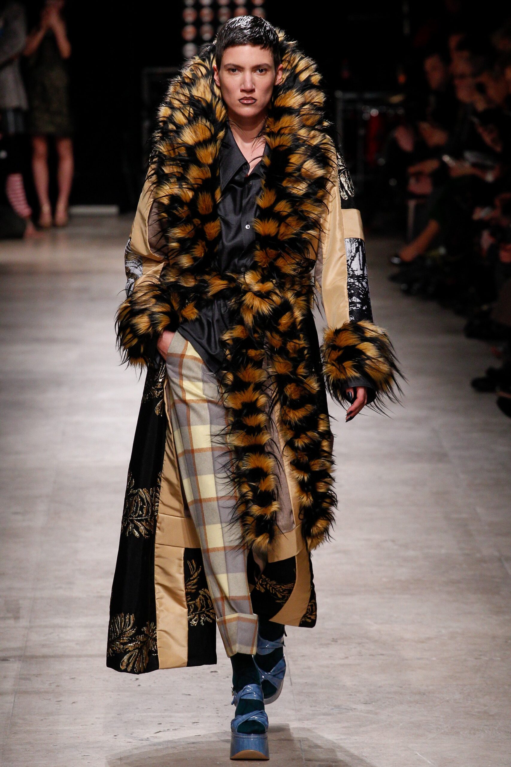 black fur long-sleeve relaxed layered embroidered coat