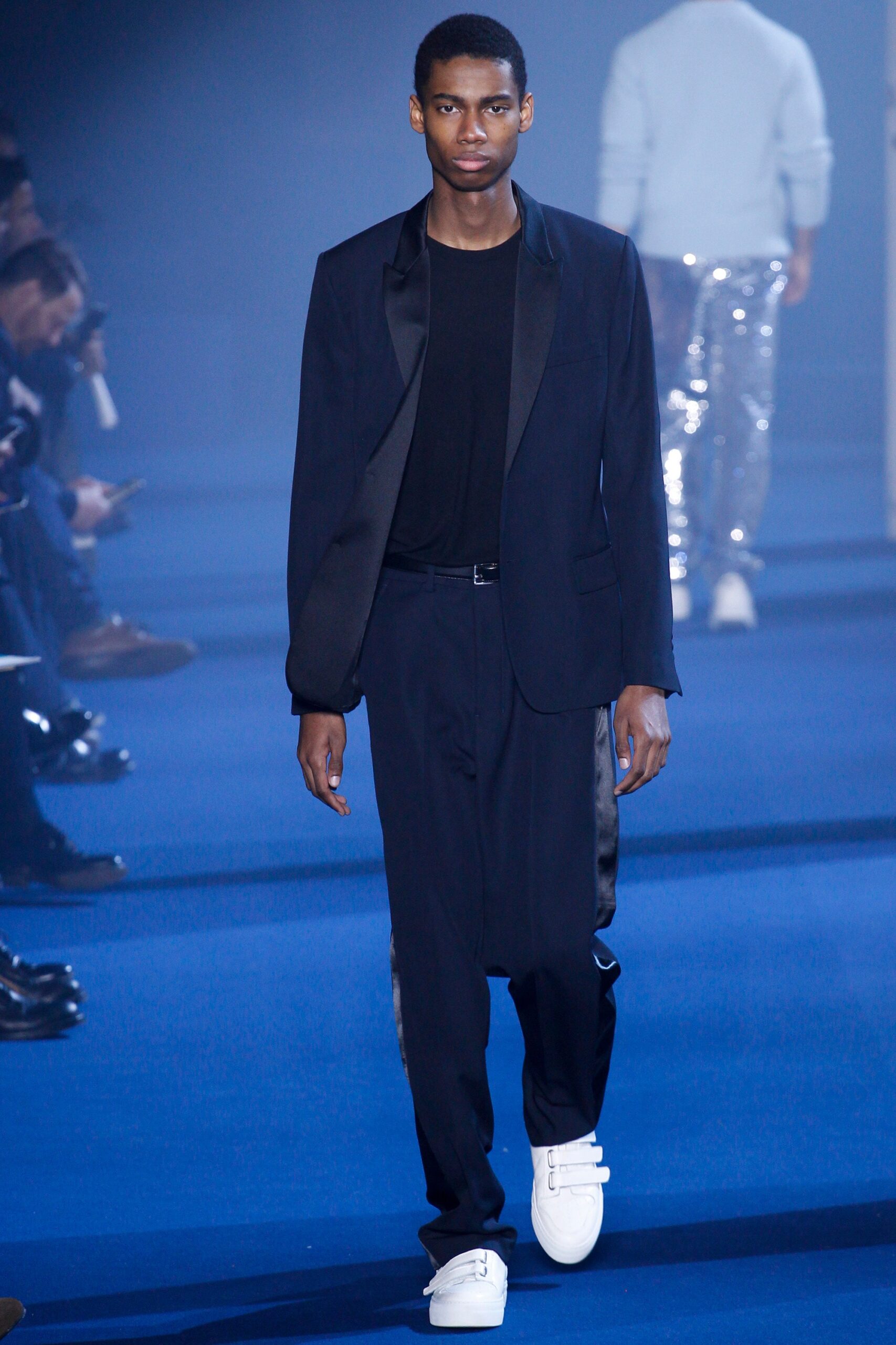 black wool long-sleeve collared tailored buttoned suit