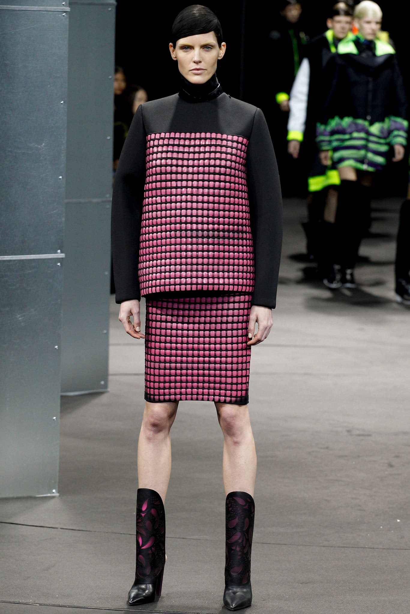 pink fitted pencil skirt