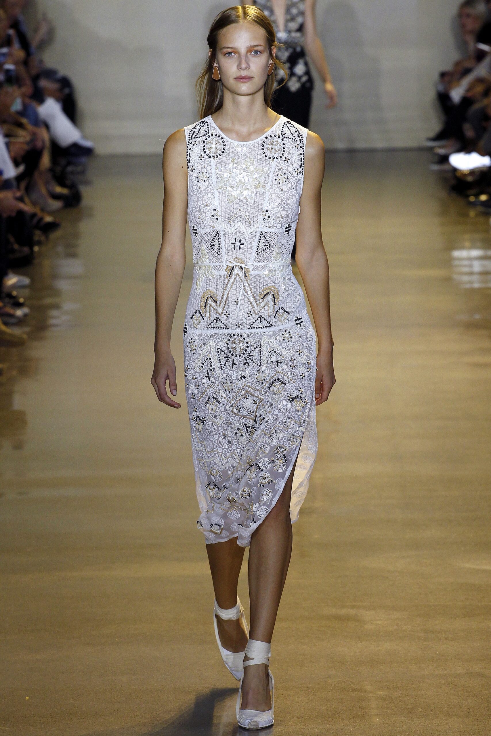 white lace sleeveless dress
