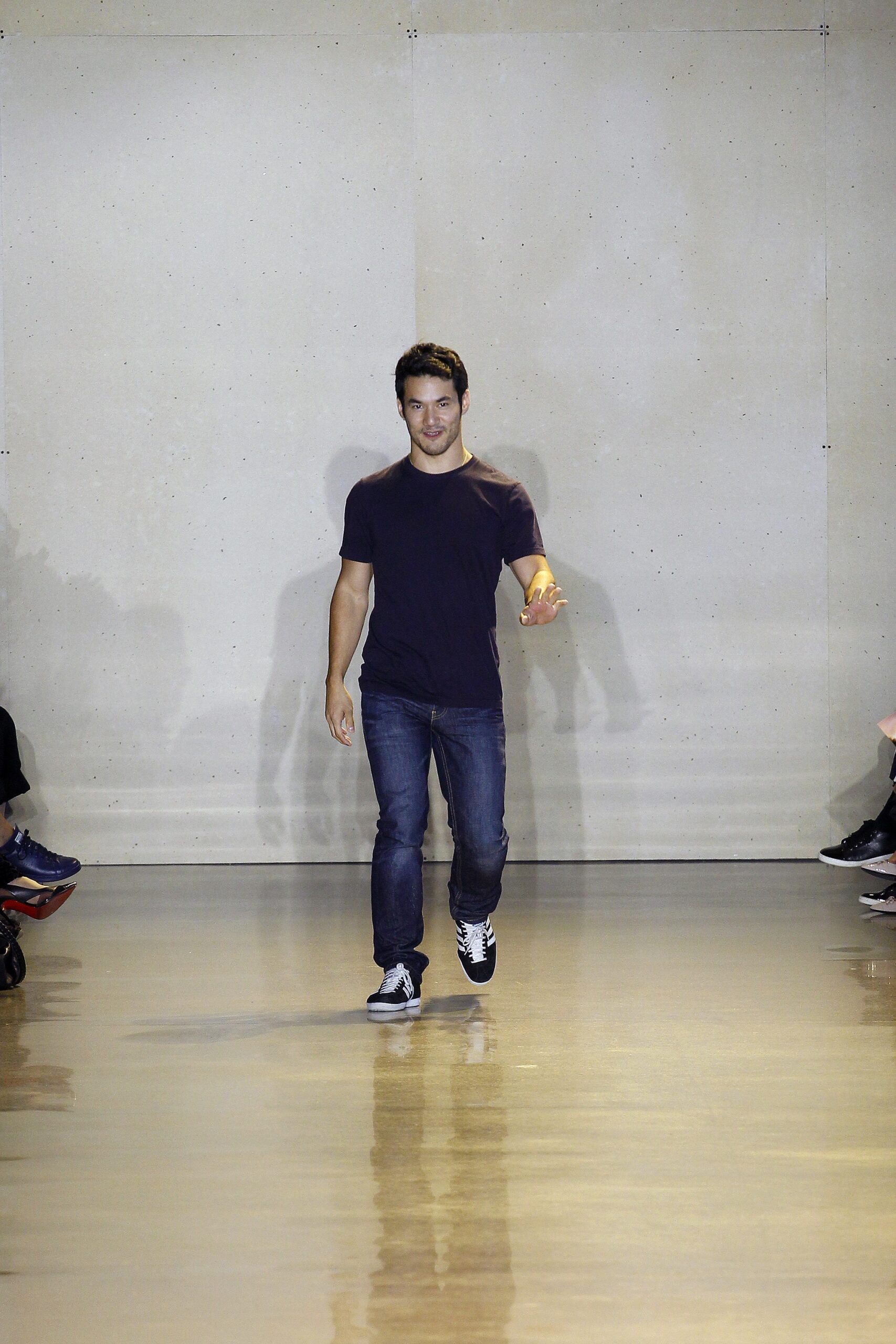 black t-shirt blue jeans