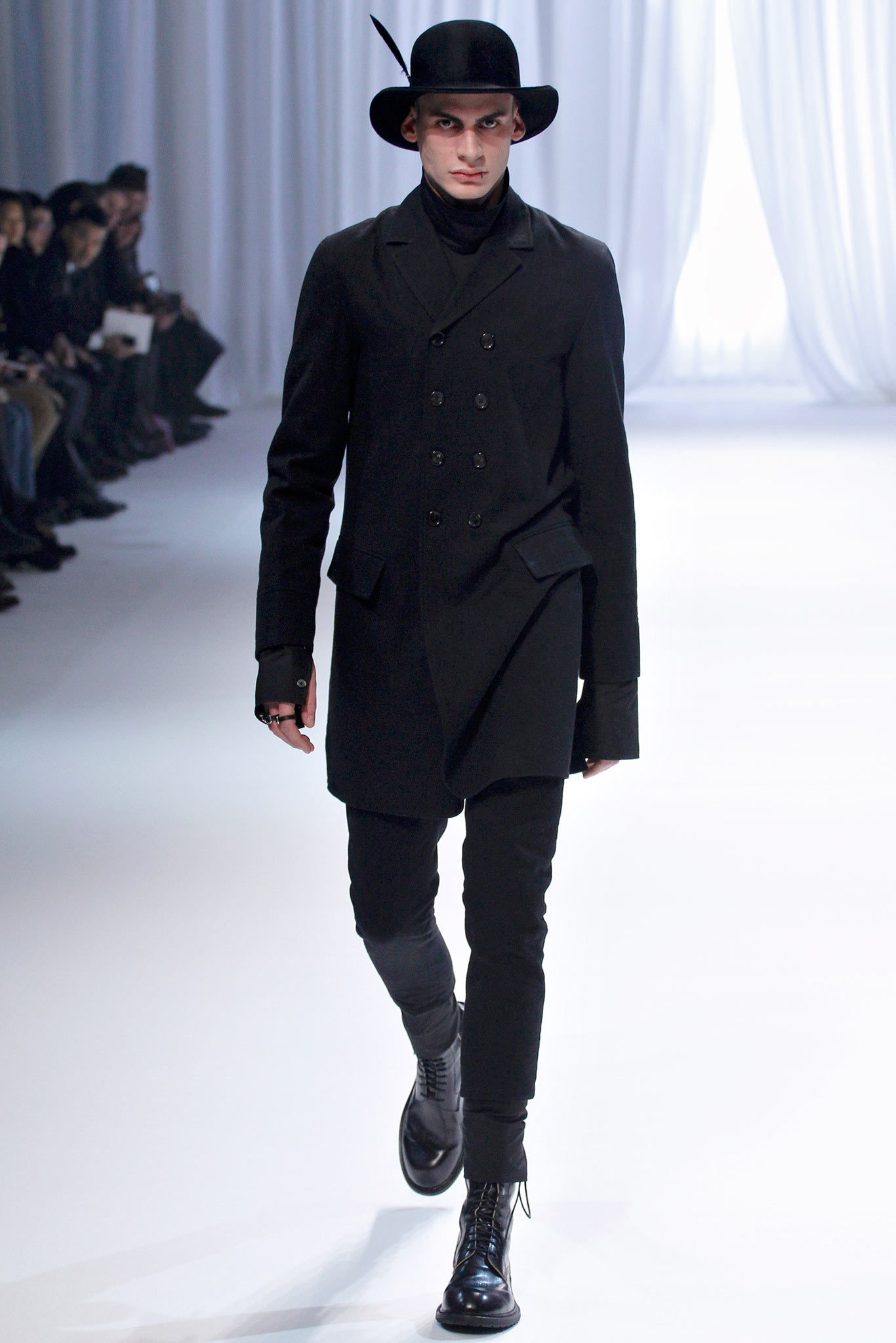 black fitted coat with slim pants
