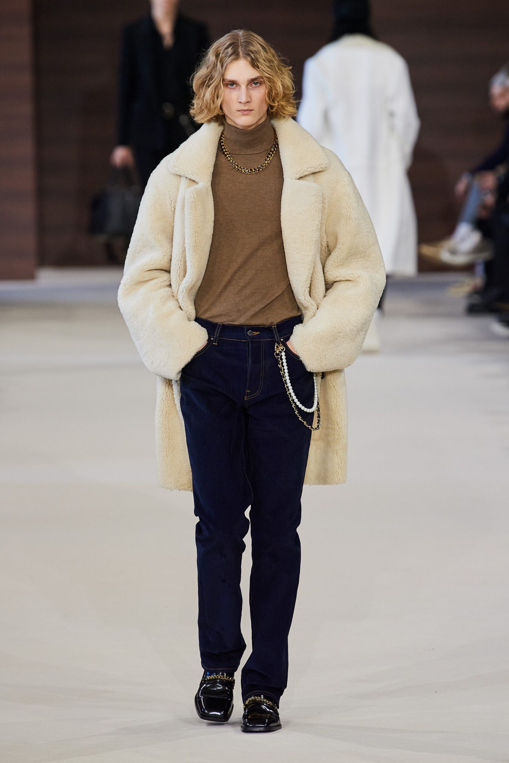 white faux-fur long-sleeve relaxed coat