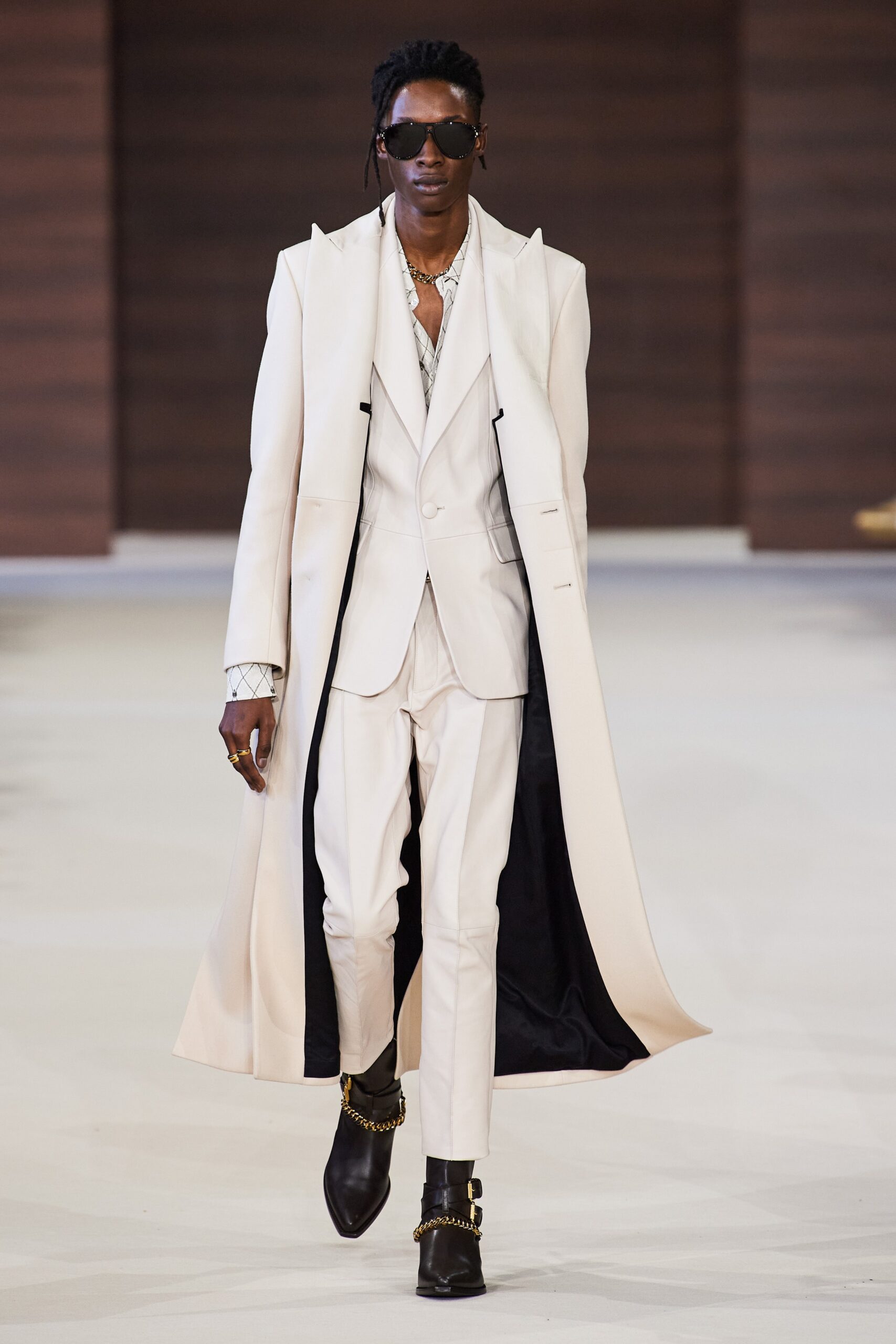 white cotton long-sleeve structured buttoned coat