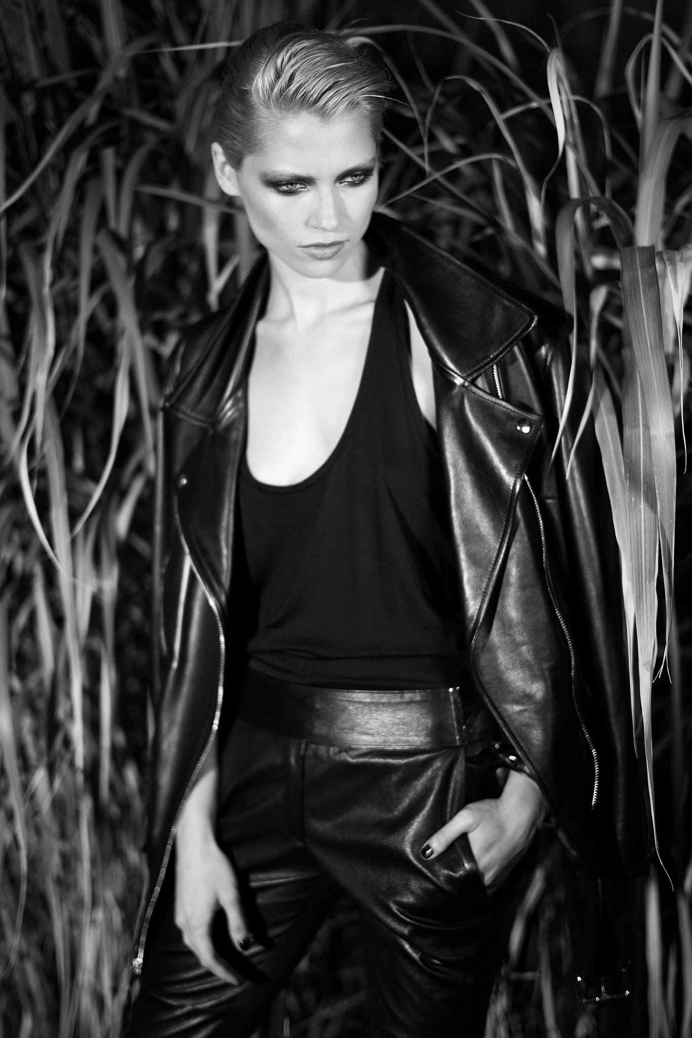 black leather long-sleeve v-neck fitted zippered jacket