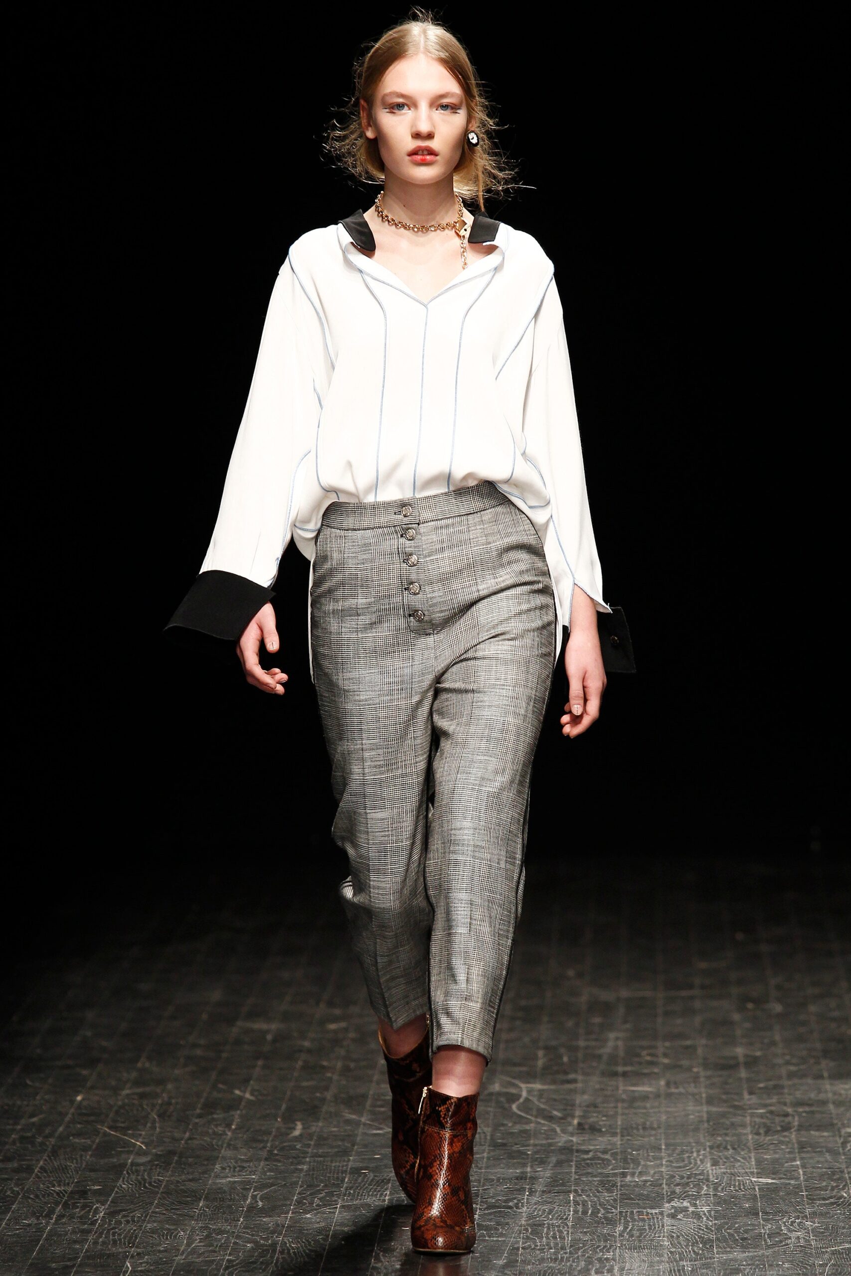 white cotton long-sleeve collared relaxed buttoned blouse