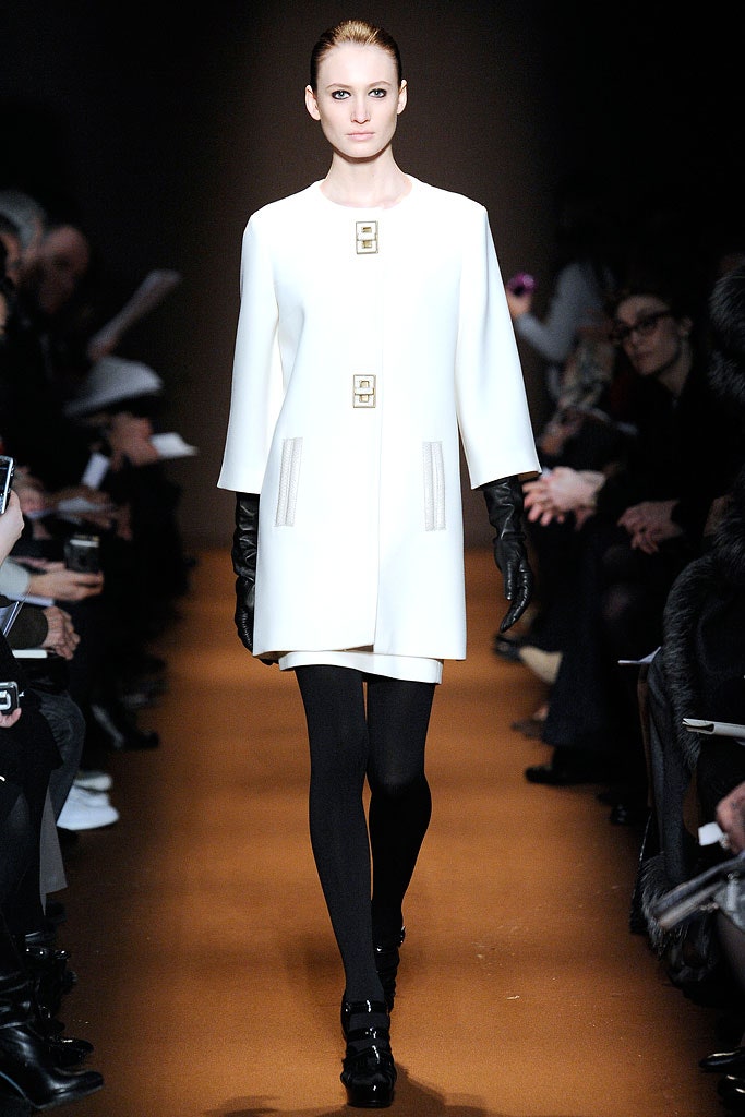 white wool long-sleeve collared fitted buttoned short coat