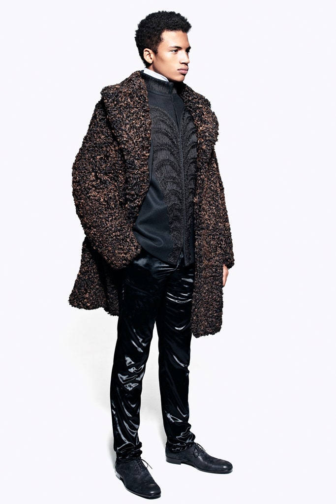 oversized brown wool coat with black shirt