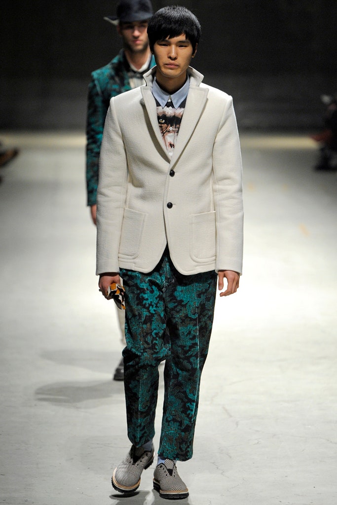 white wool long-sleeve collared tailored buttoned blazer