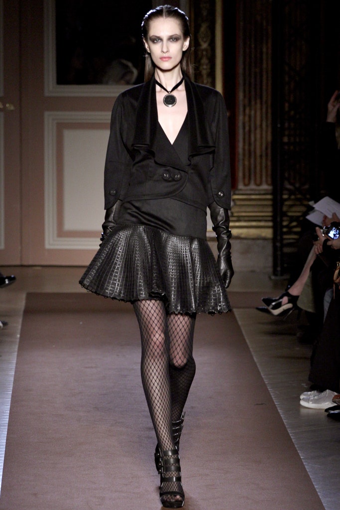 black leather fitted gloves