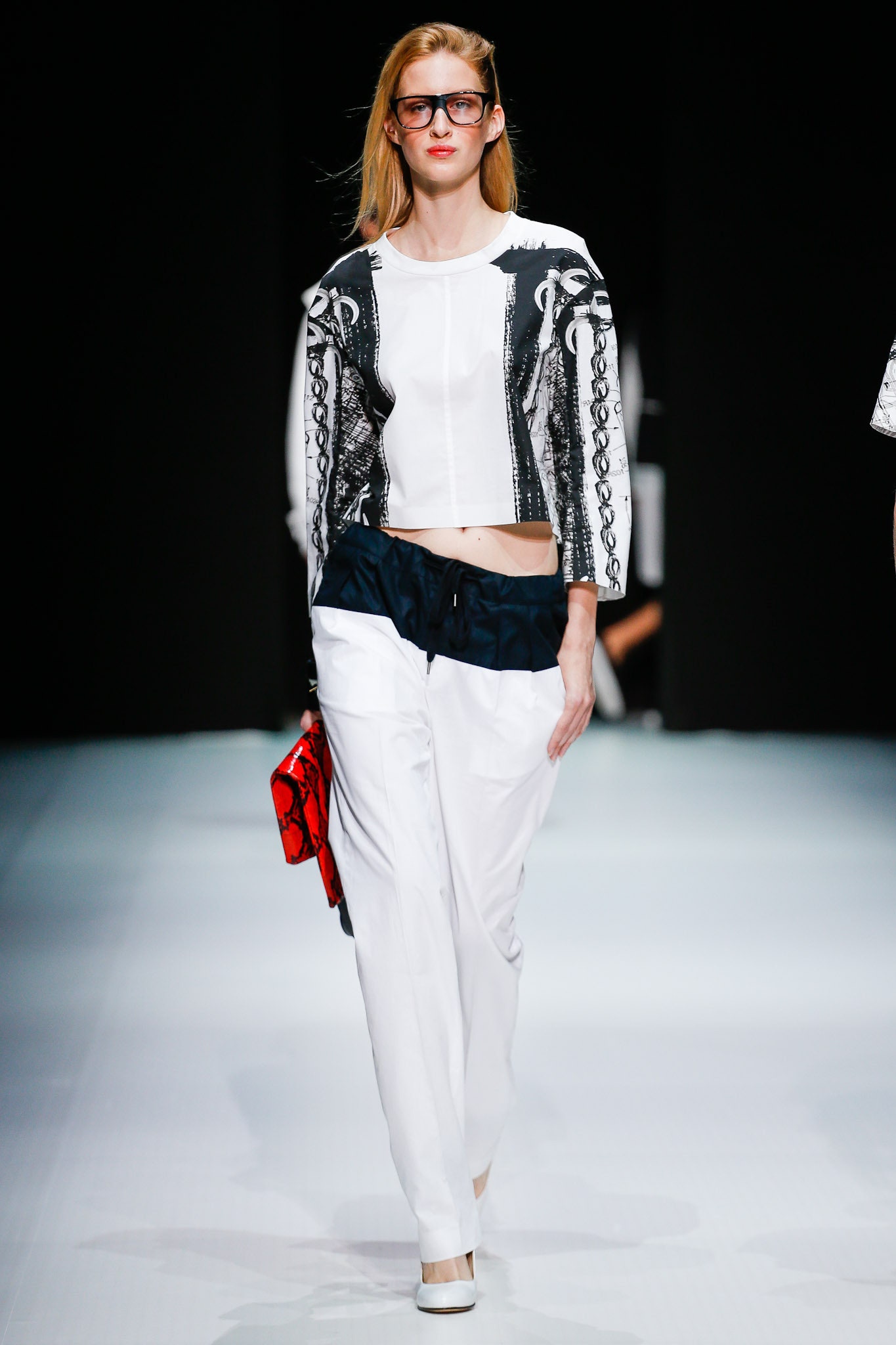white cotton long-sleeve collared fitted printed cropped top