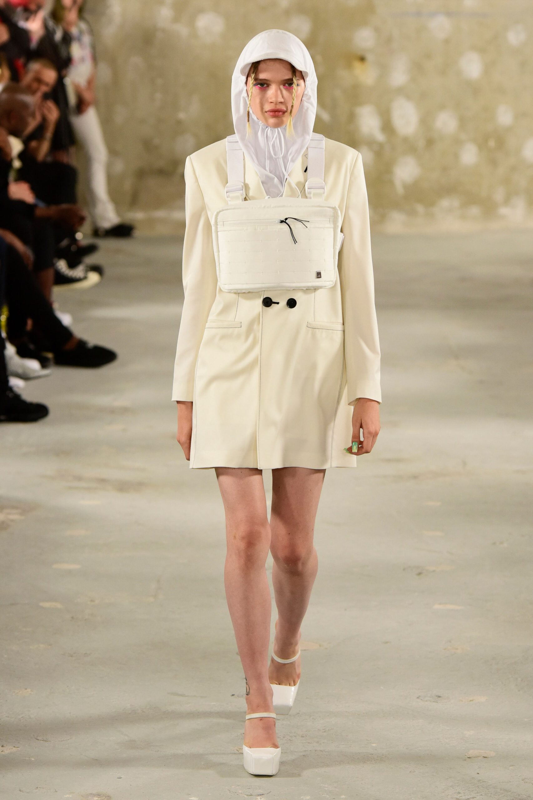 white cotton long-sleeve collared fitted buttoned short blazer