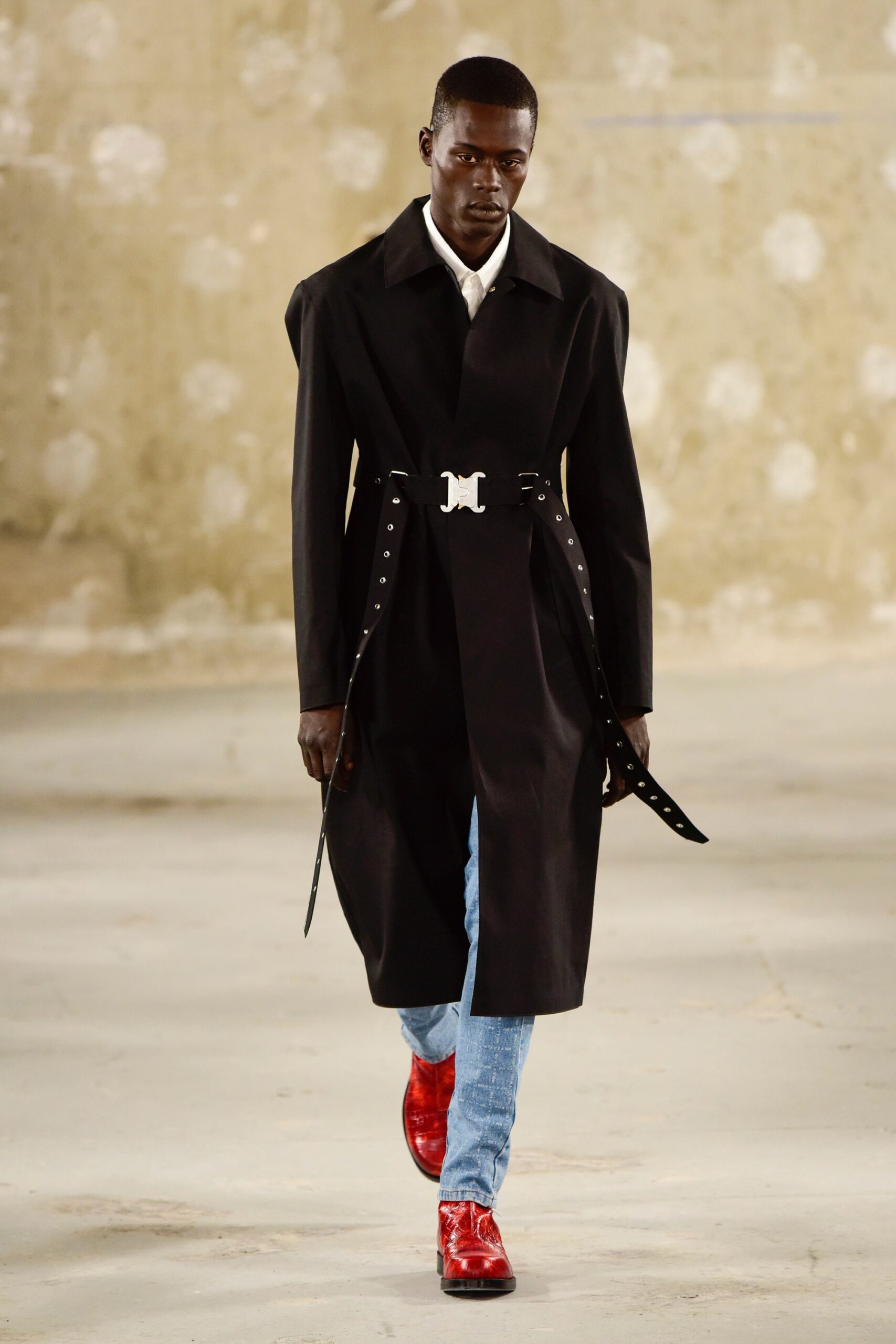 black cotton long-sleeve collared tailored belted coat