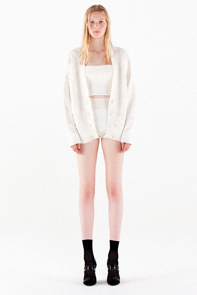 white cotton sleeveless collared fitted buttoned cropped blouse