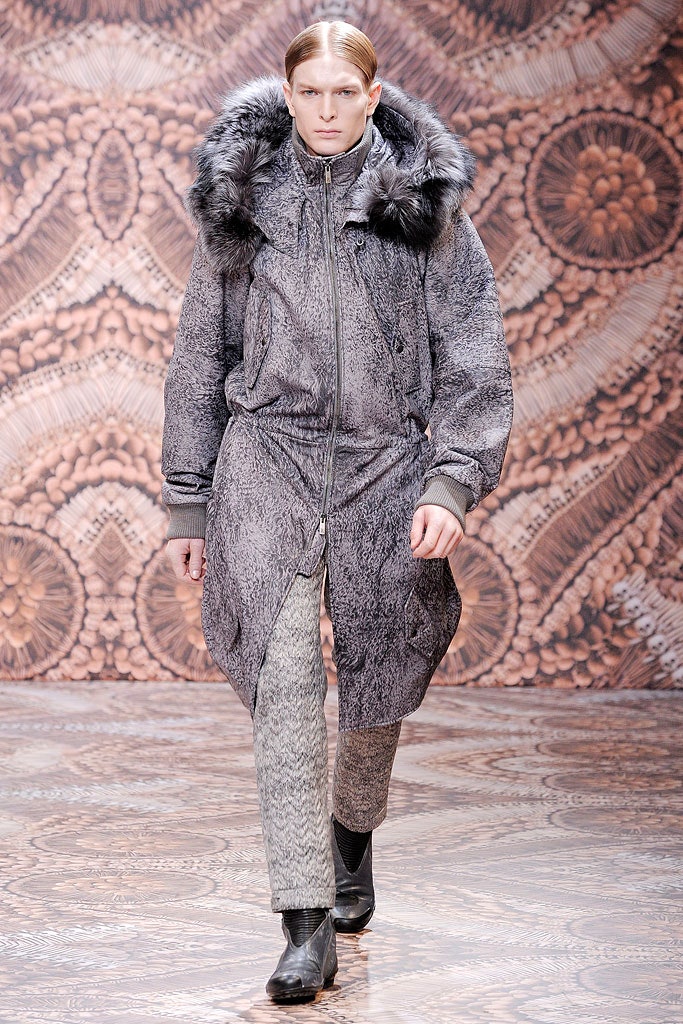 gray fur long-sleeve hooded relaxed zippered pockets coat
