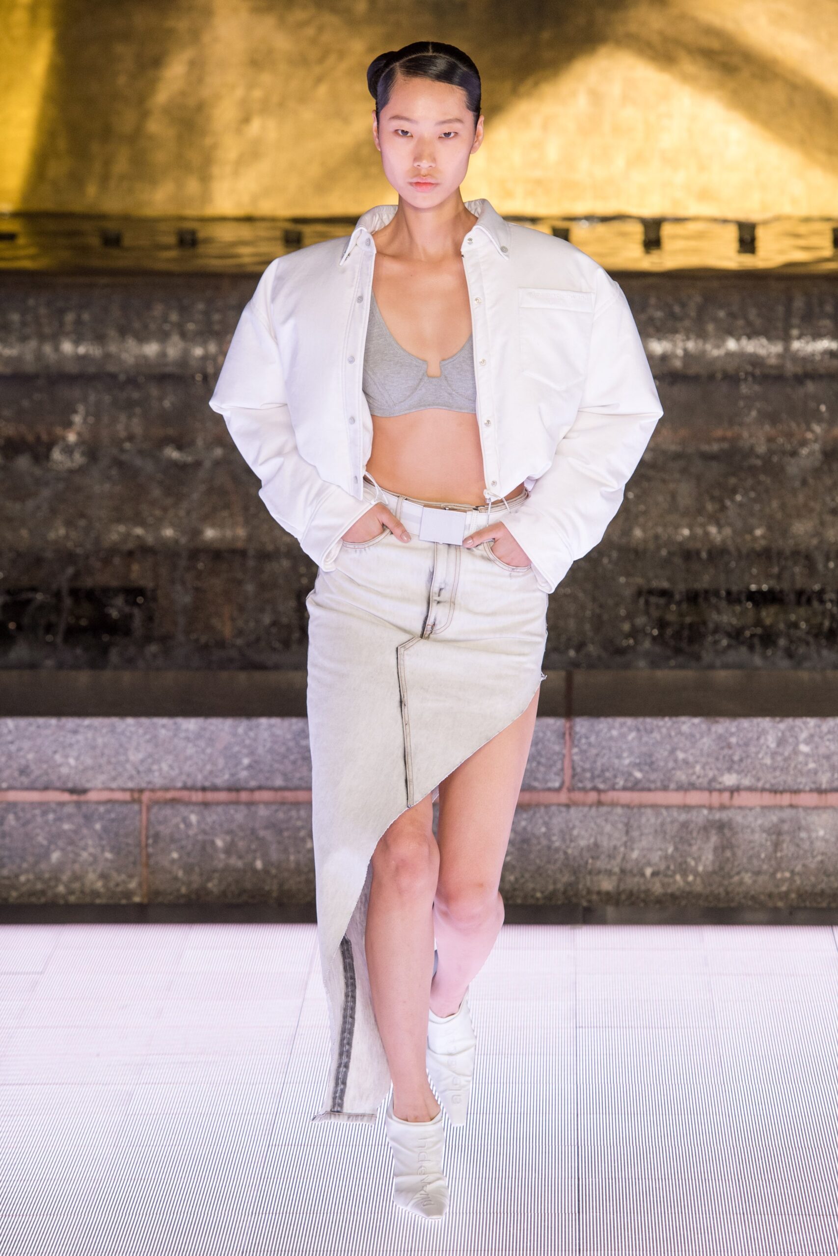 beige denim slit fitted high-waisted zippered skirt
