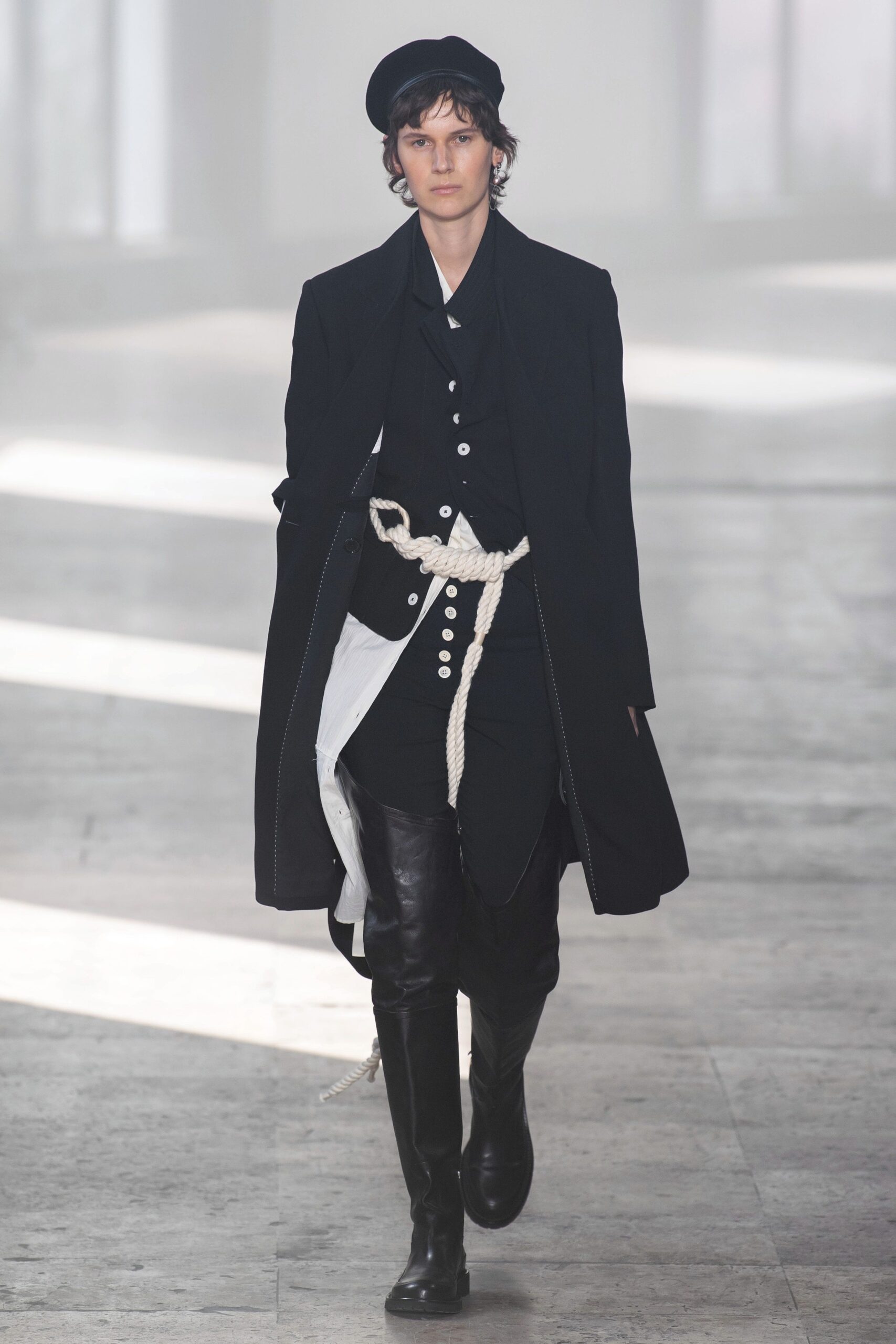 black wool long-sleeve collared fitted buttoned coat