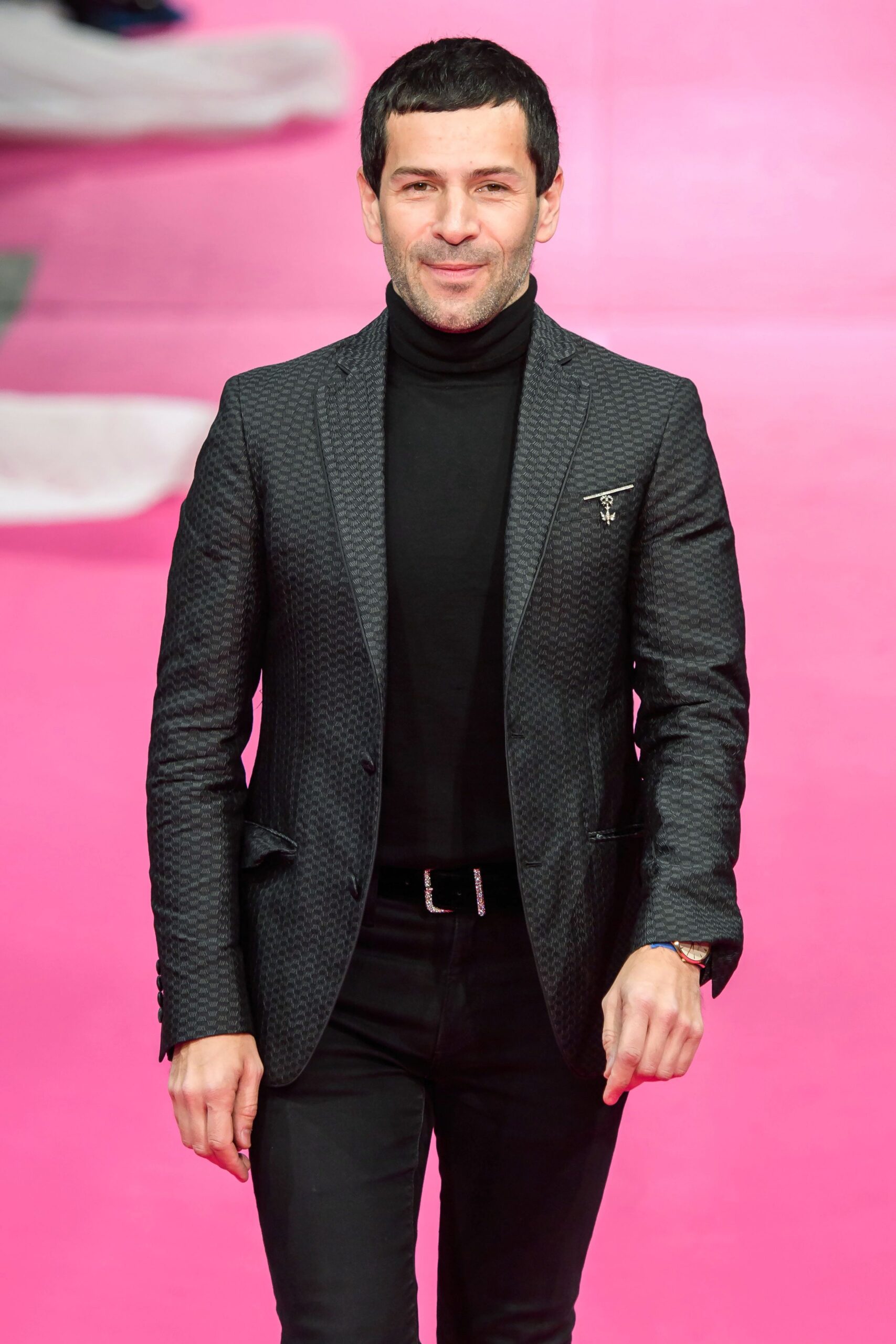 black tailored blazer and fitted t-shirt