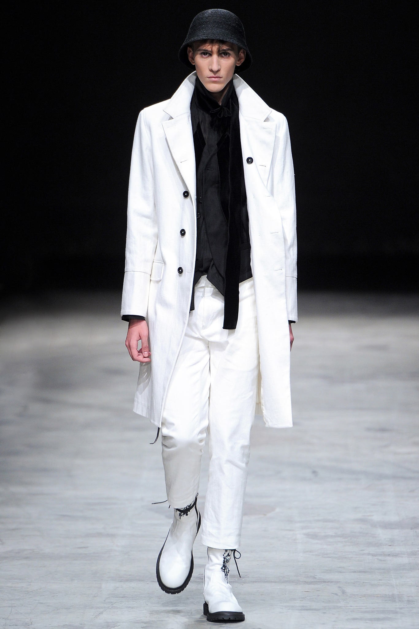 white cotton long-sleeve collared fitted buttoned coat