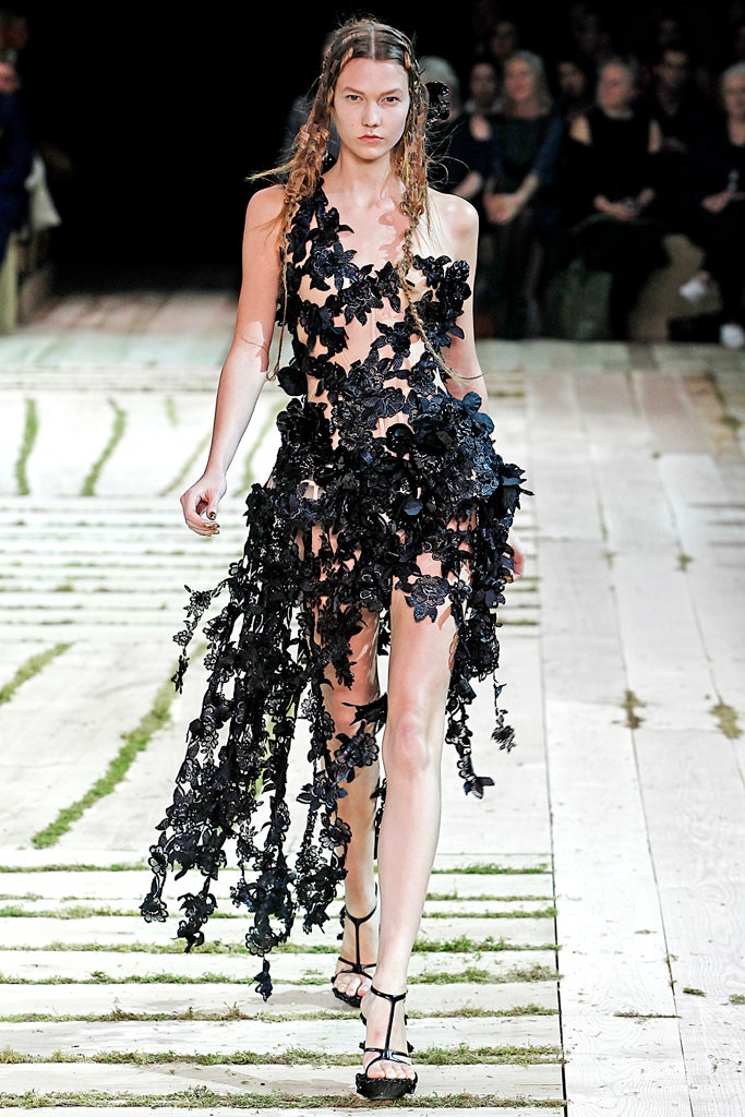 black lace sleeveless dress