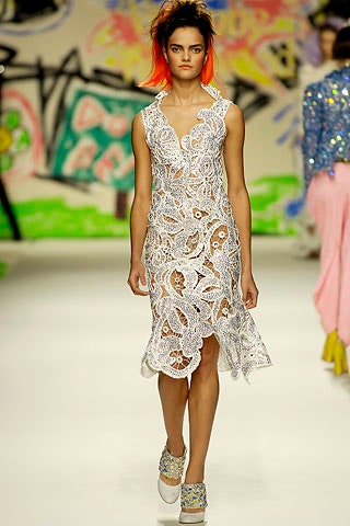 white lace sleeveless dress