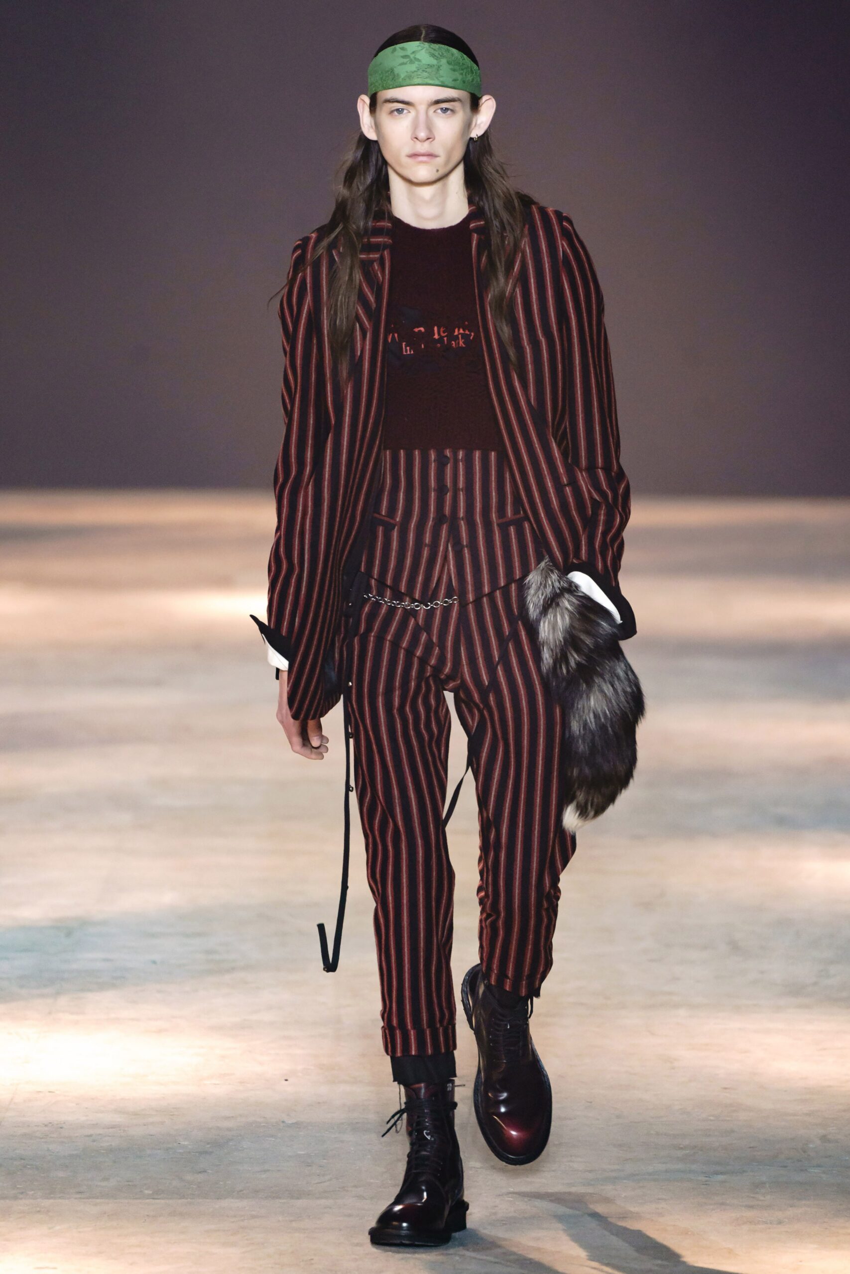 black wool long-sleeve collared fitted striped suit