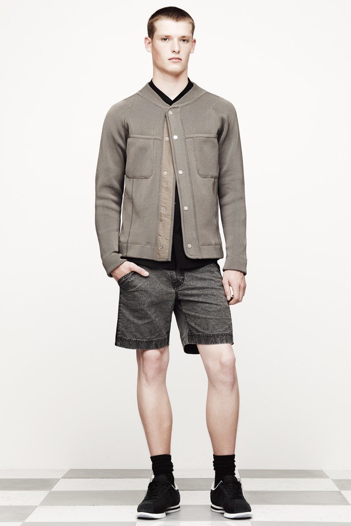 black cotton short-sleeve v-neck fitted t-shirt