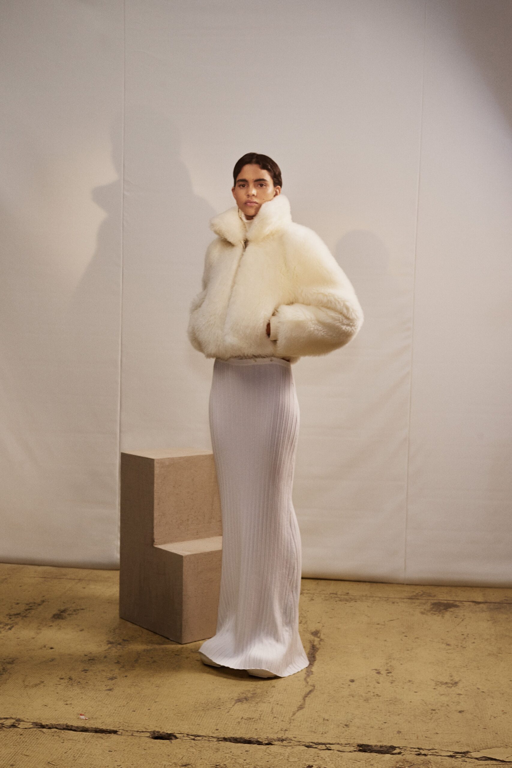 white faux-fur long-sleeve collared fitted coat