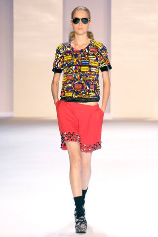multi short-sleeve collared fitted printed top