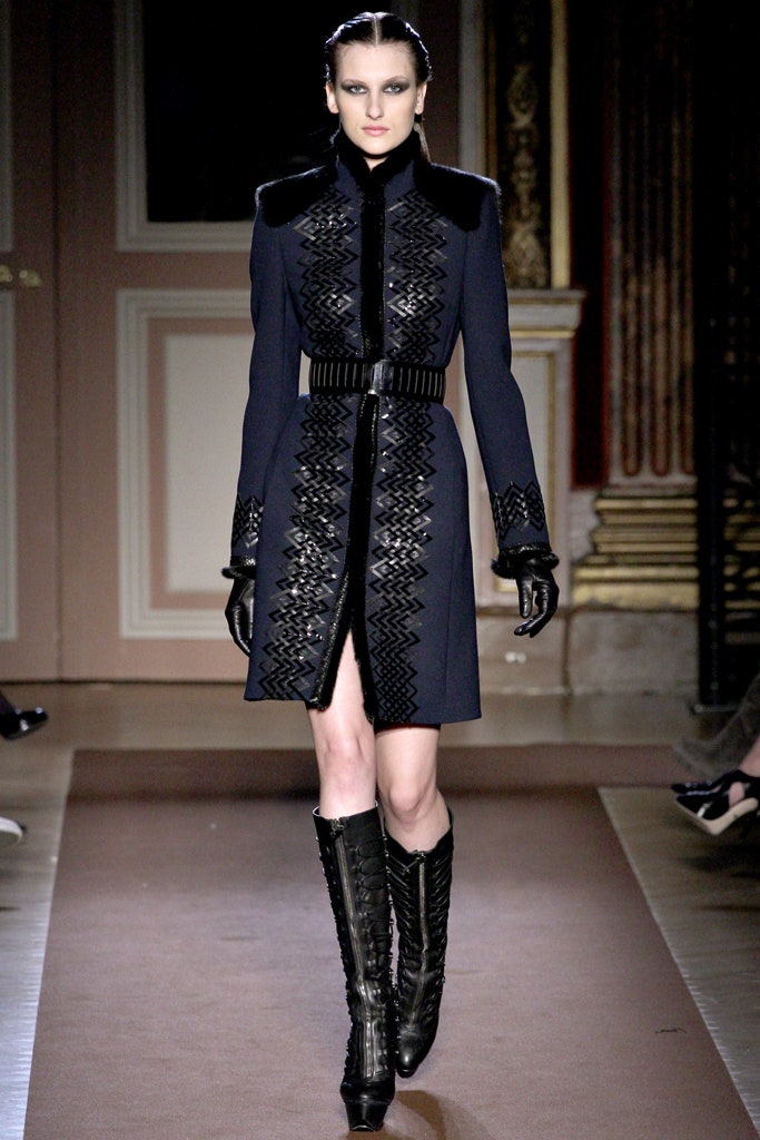 black fitted gloves