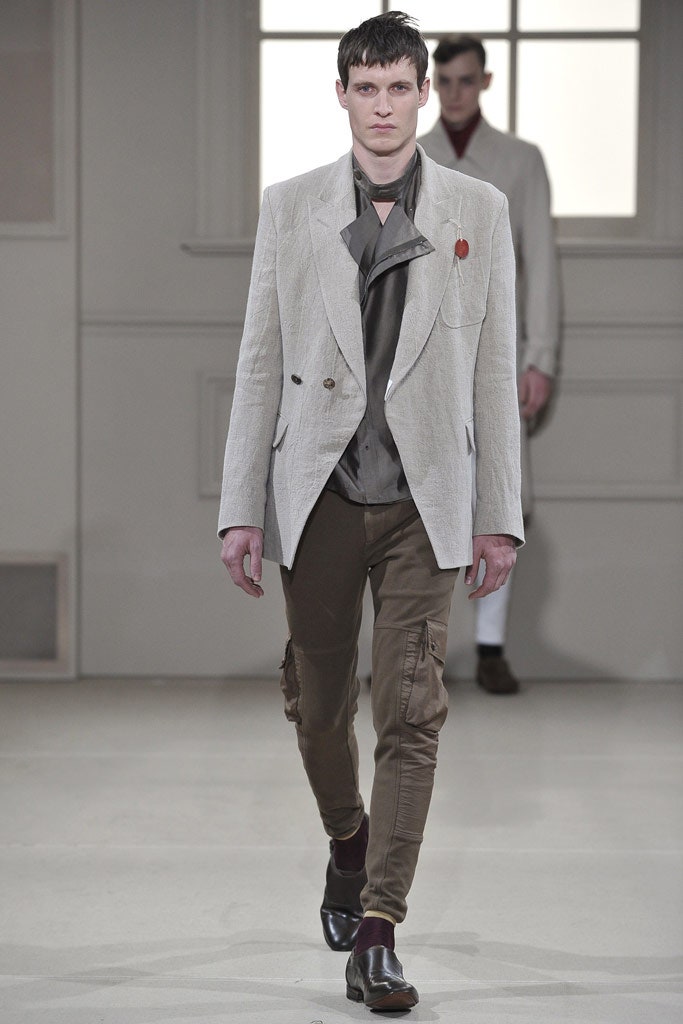 beige linen blazer with gray shirt