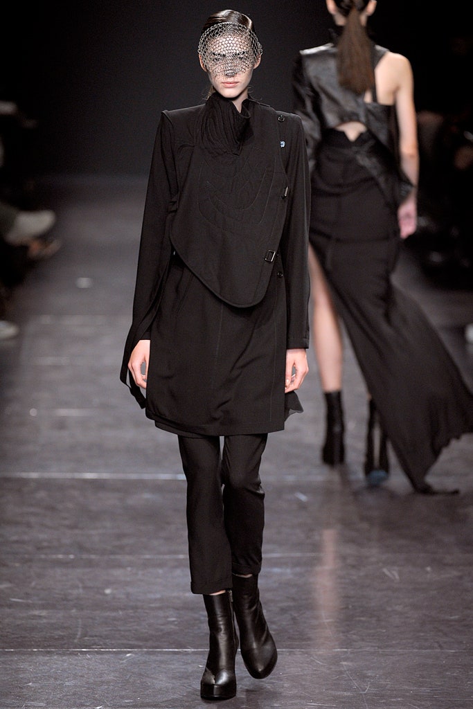 black wool long-sleeve collared relaxed layered coat