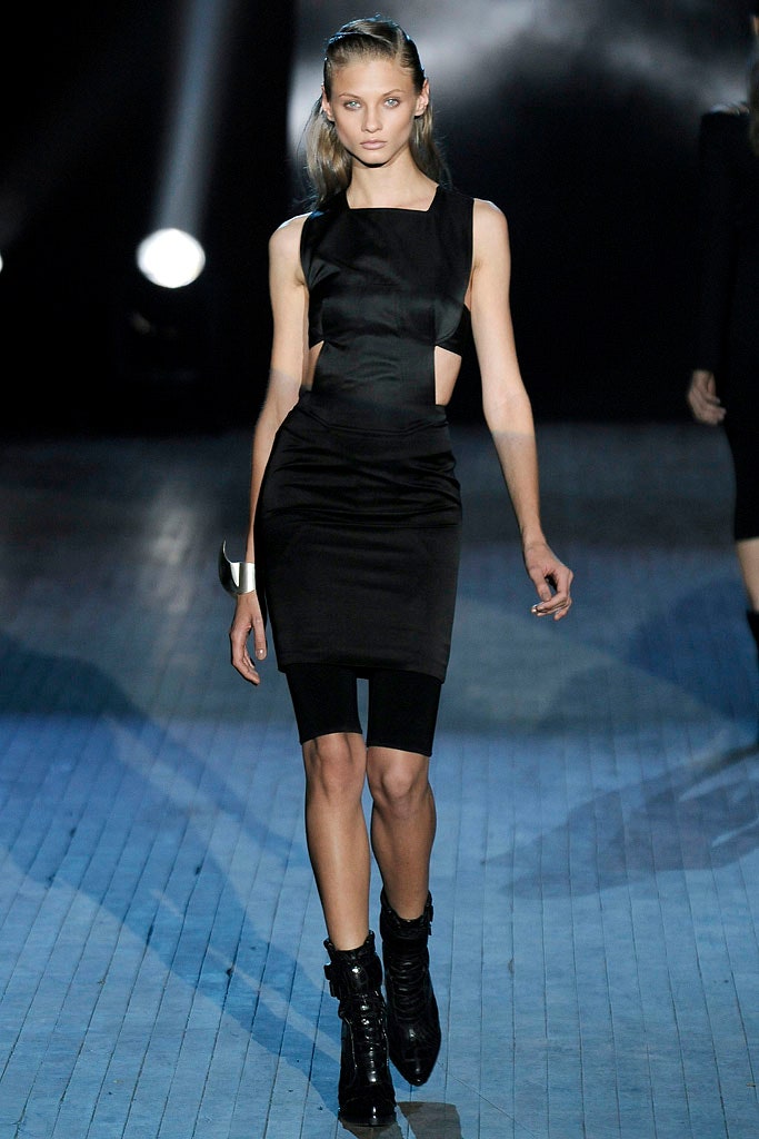 black fitted sleeveless dress