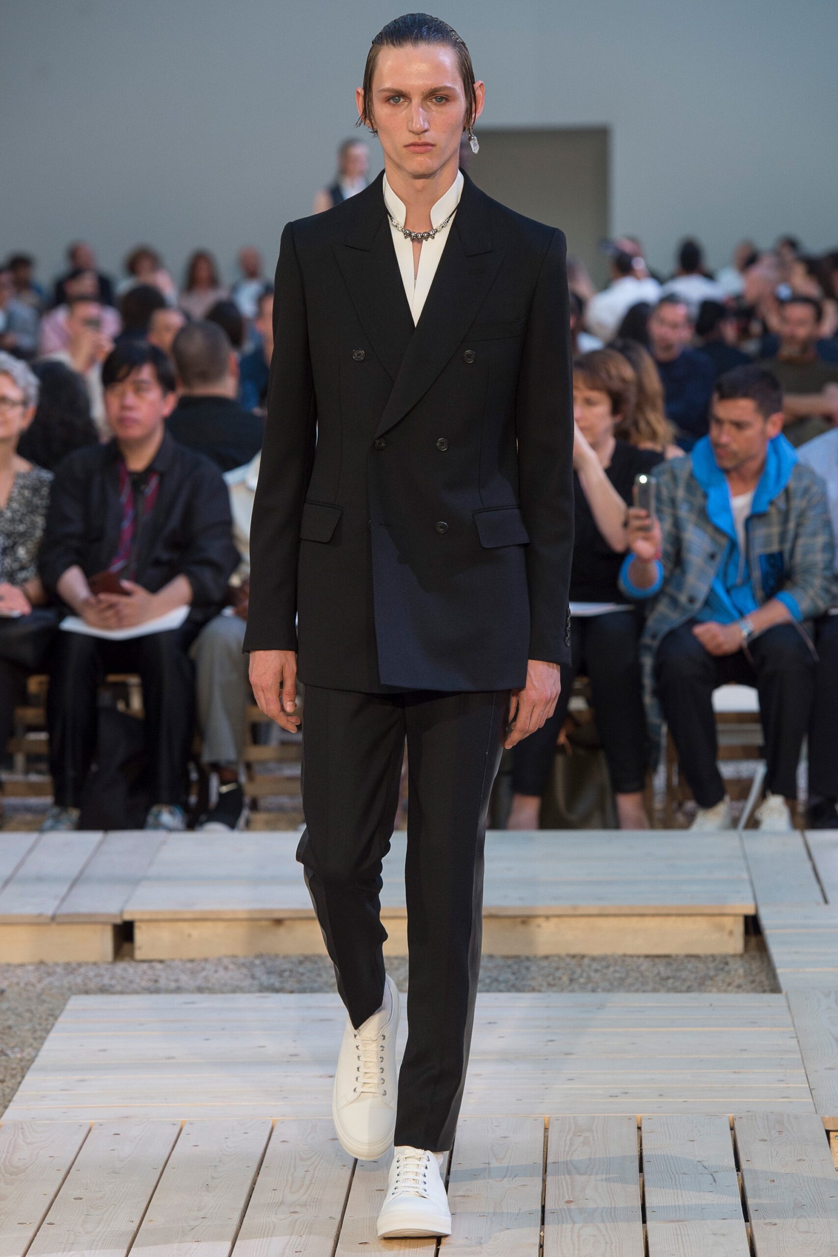 black wool long-sleeve collared tailored buttoned suit