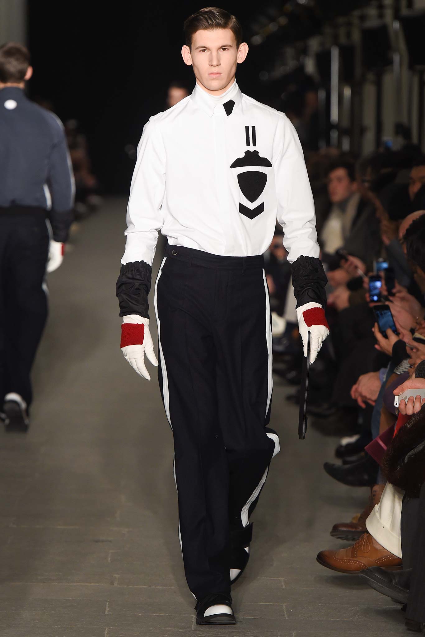 black fitted embellished gloves