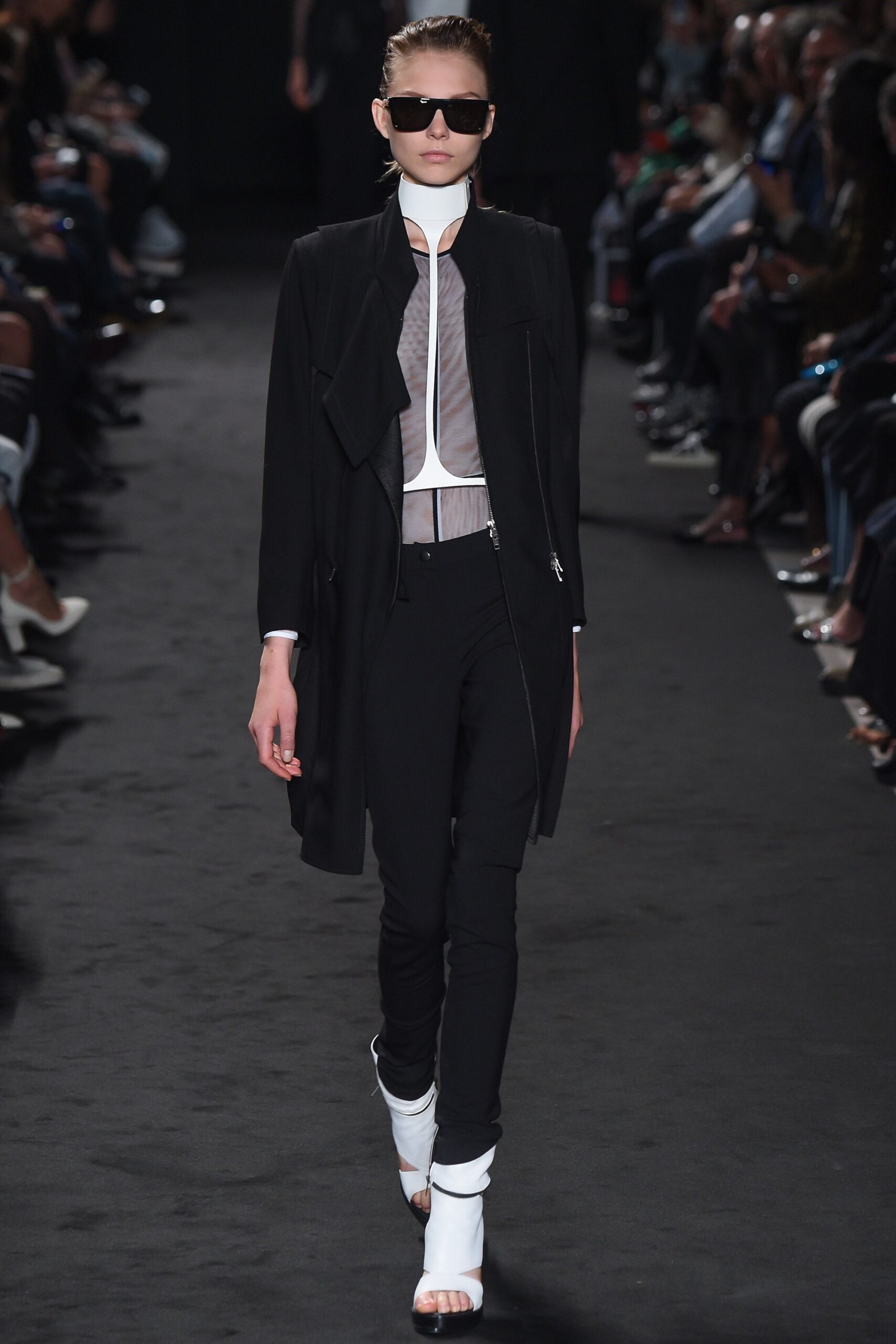black cotton long-sleeve collared fitted zippered coat