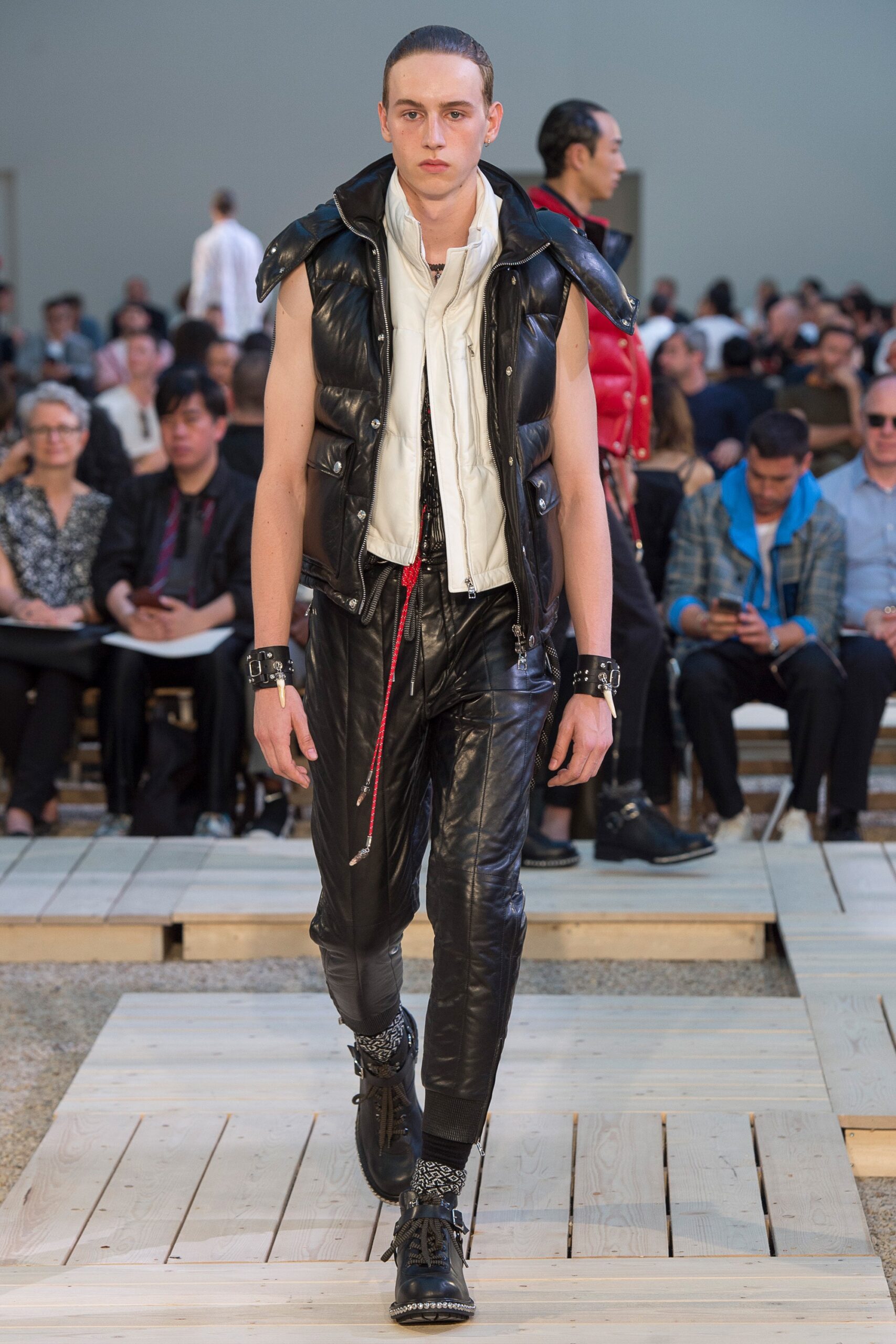 black leather sleeveless collared fitted zippered vest