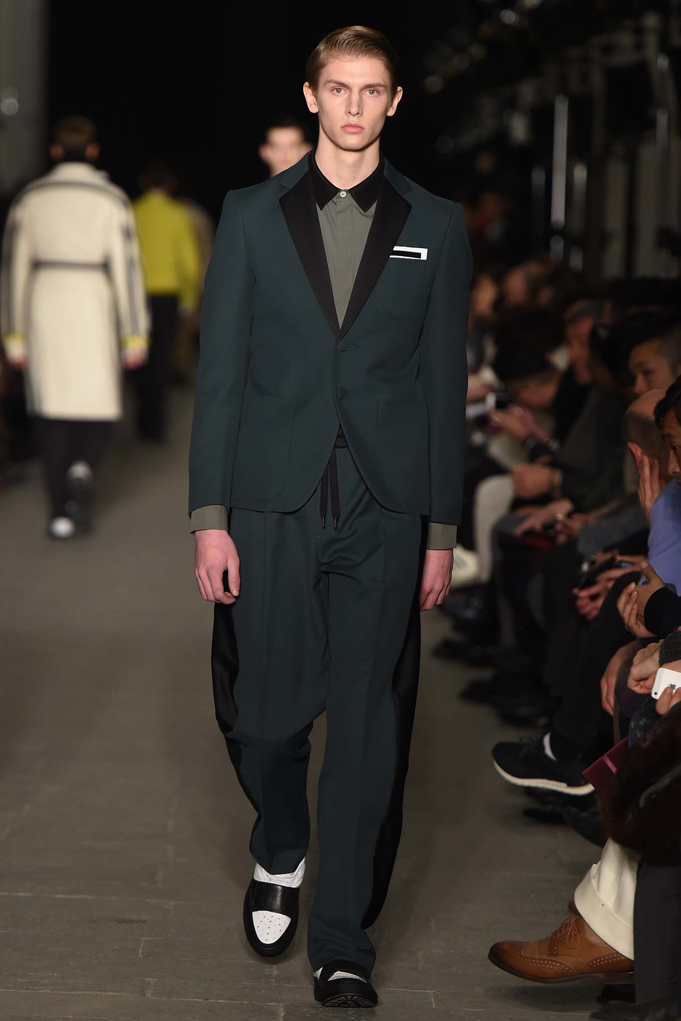 green wool long-sleeve collared tailored buttoned suit