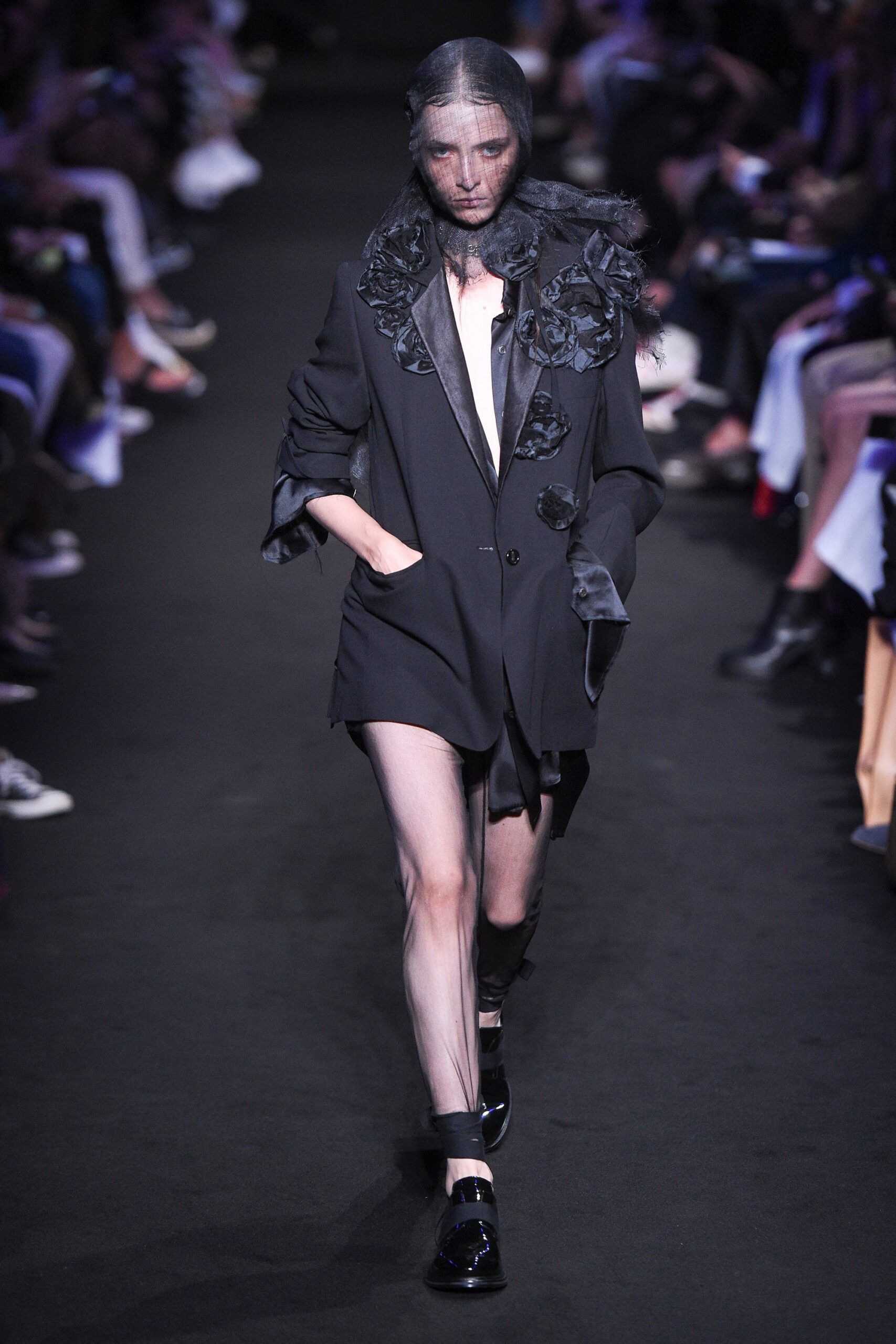 black wool long-sleeve collared fitted ruffled blazer