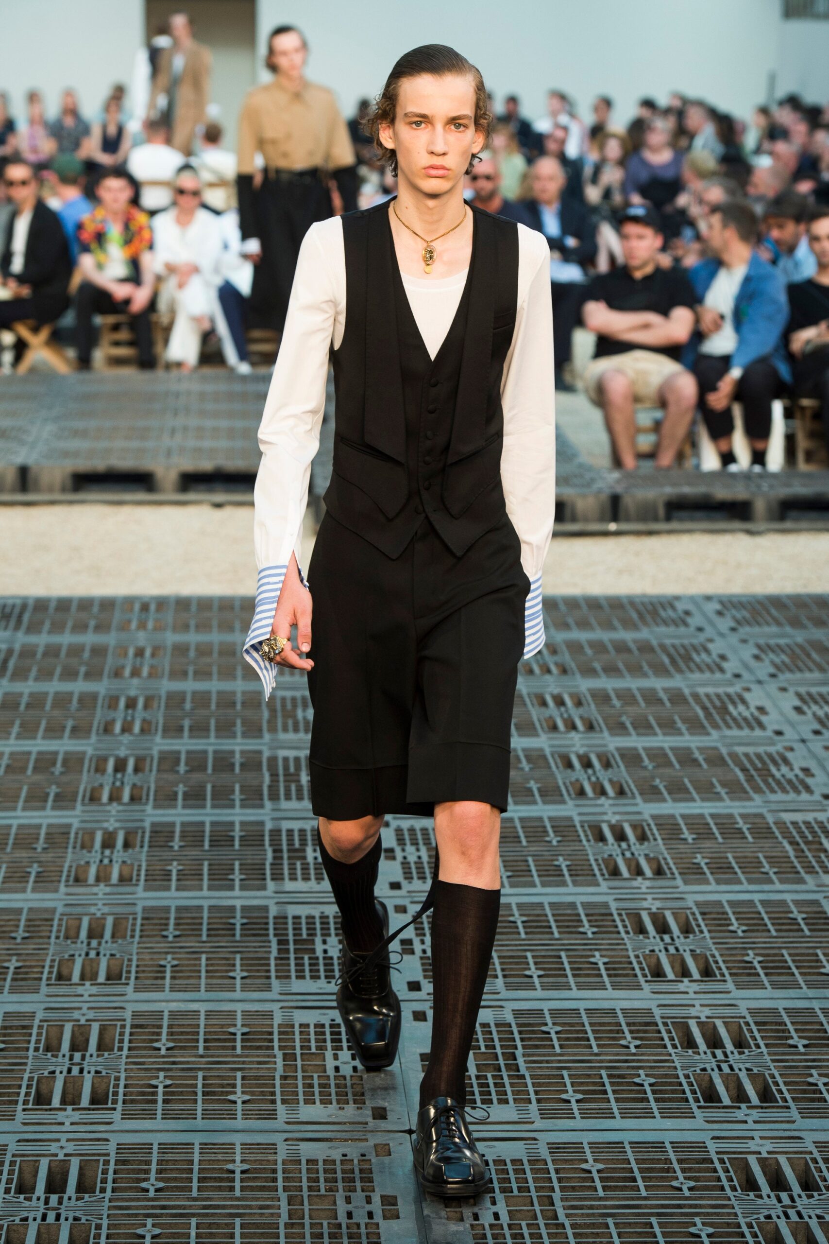 black cotton fitted straight-leg short shorts