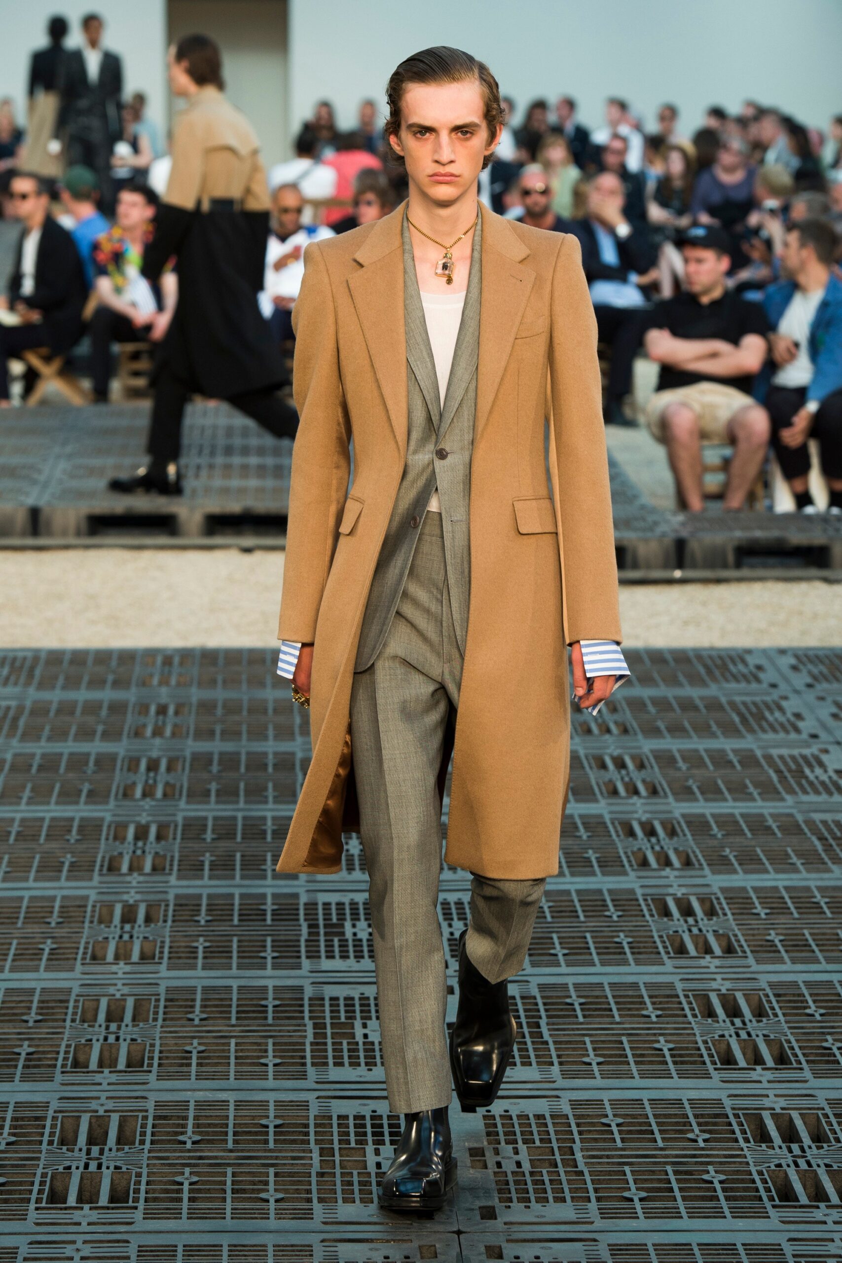 beige wool long-sleeve collared tailored buttoned coat