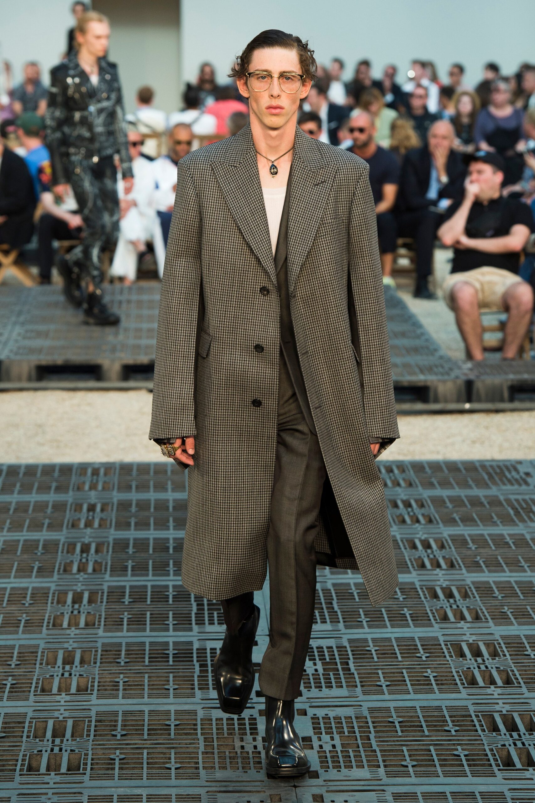 black wool long-sleeve collared tailored checked coat