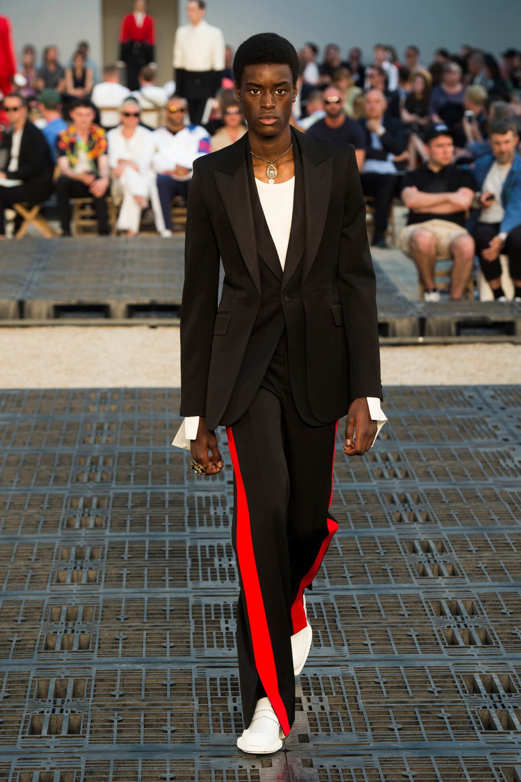 black long-sleeve collared tailored zippered suit