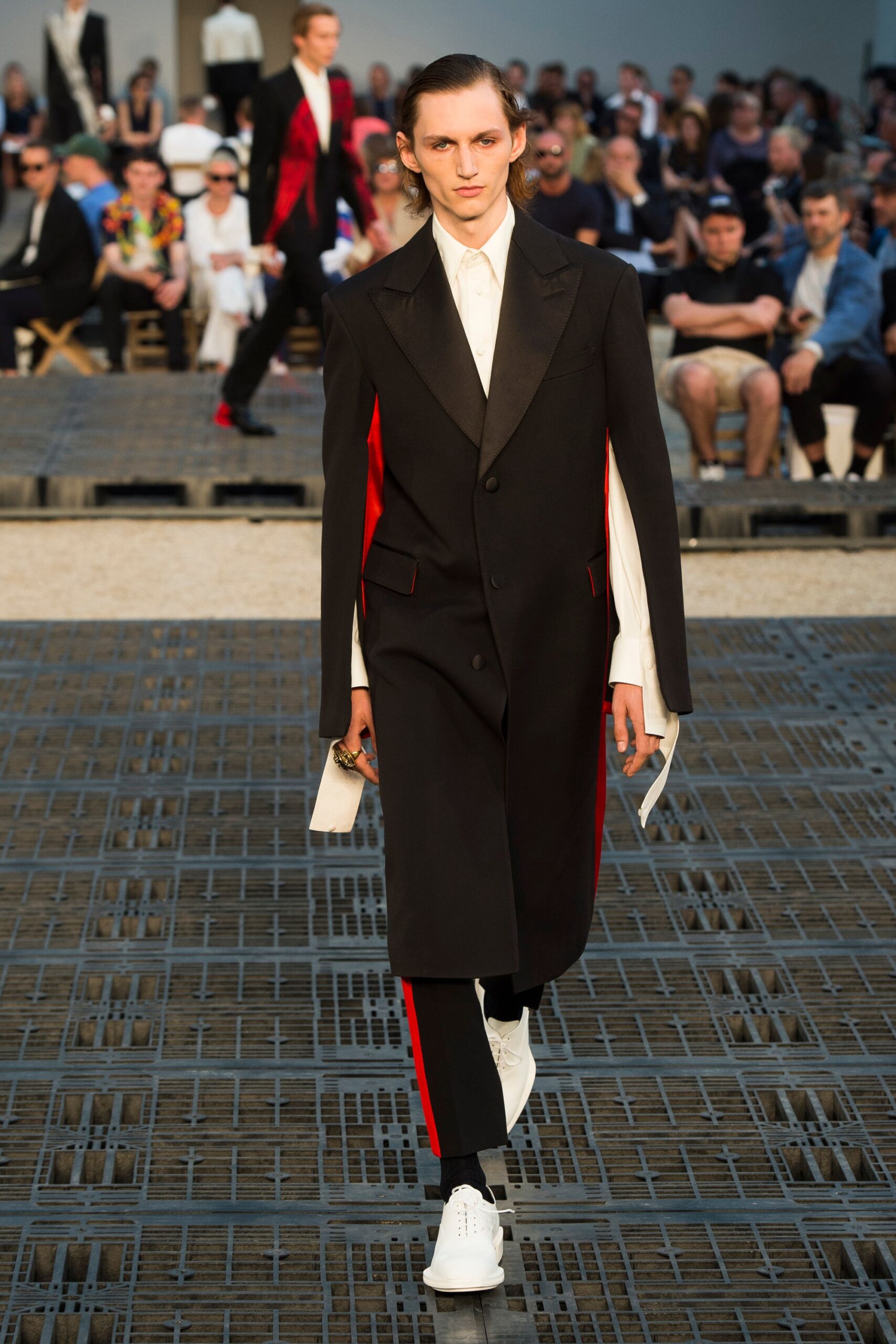 black wool long-sleeve collared tailored layered coat