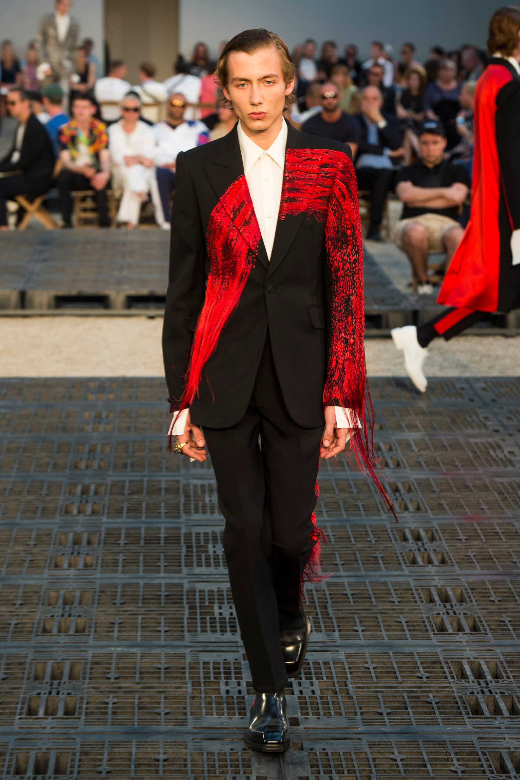 black wool long-sleeve collared tailored fringed suit