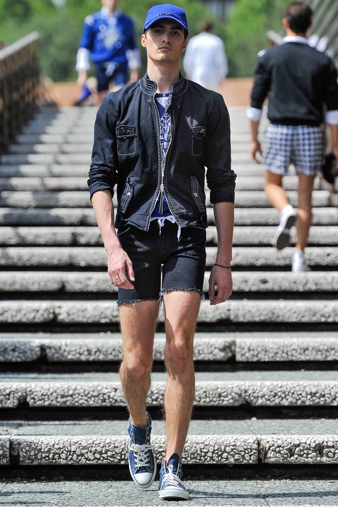 black denim fitted distressed short shorts